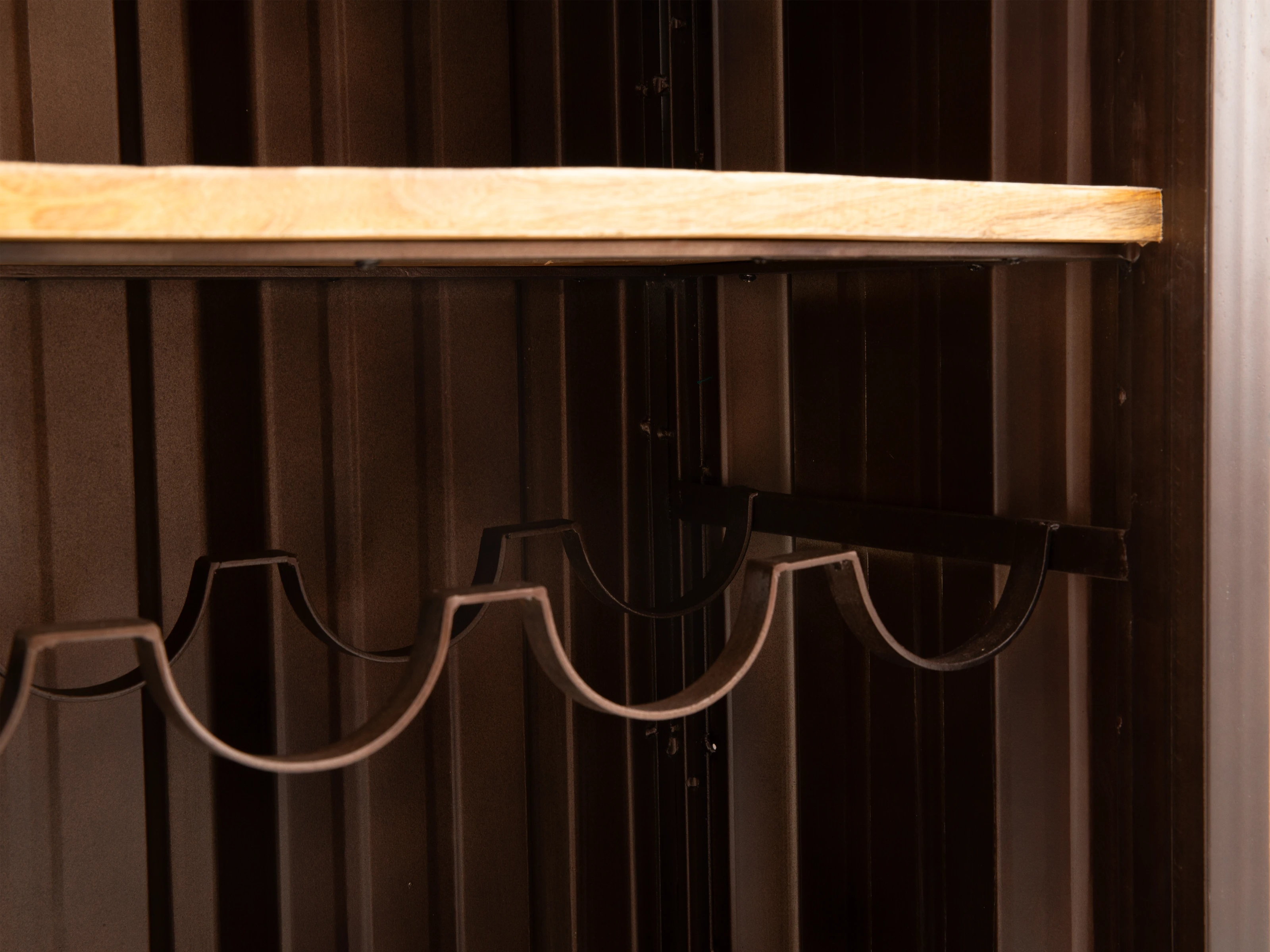 Frontansicht geöffnet: Braunes Barregal Cargon aus lackiertem Metall mit Mango-Holzplatte und 6-Flaschen-Weinfach.