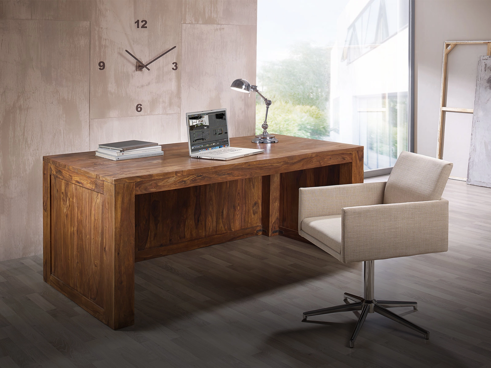 Modernes Home-Office: Holztisch mit Laptop, Monitor, Stuhl und Pflanze – heller, gemütlicher Arbeitsplatz