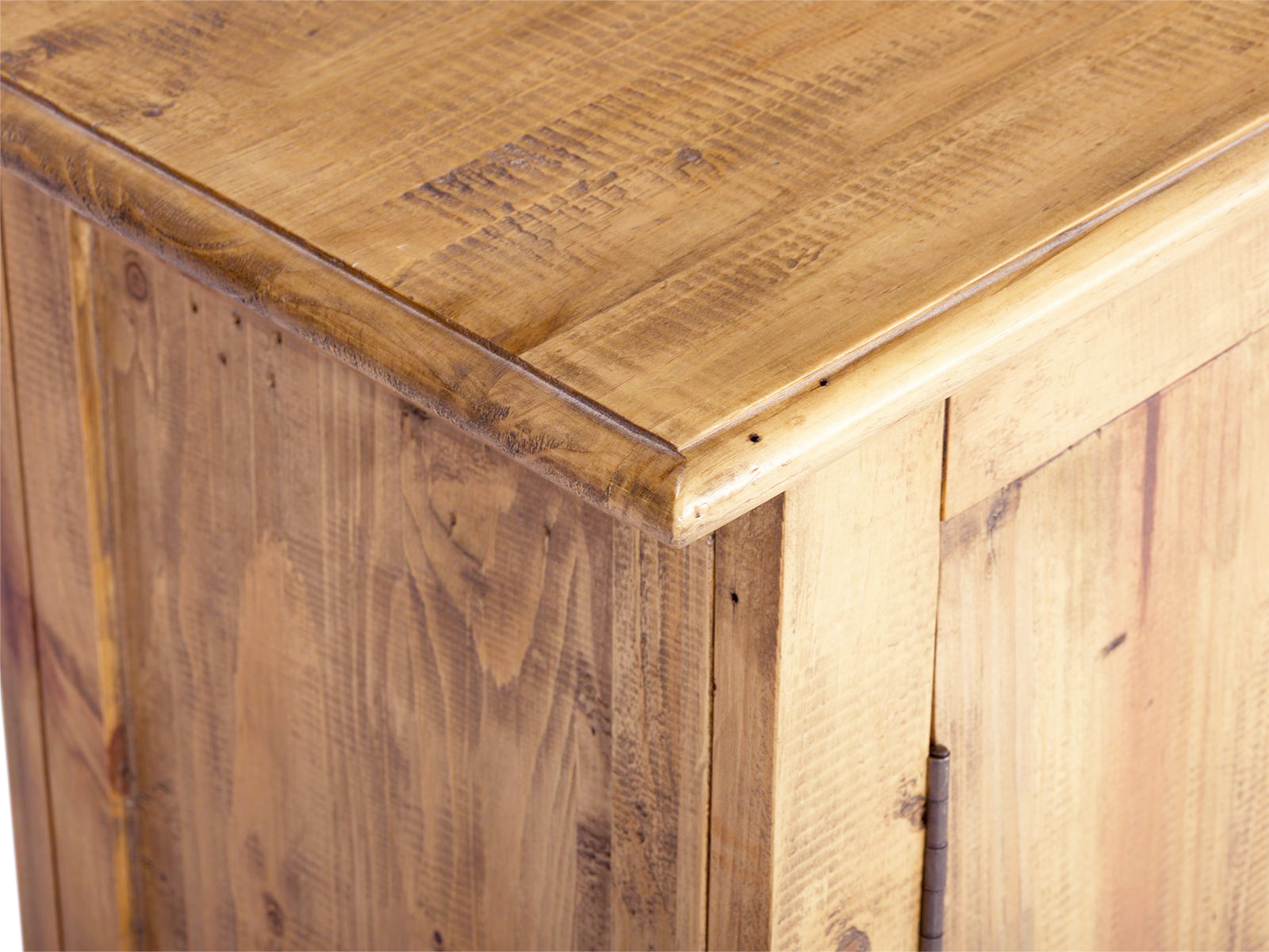 Detailbild lackierter Holzoberfläche und Türscharnier des Unterschranks Rangun aus recycelter Pinie in Braun, 45°-Freisteller