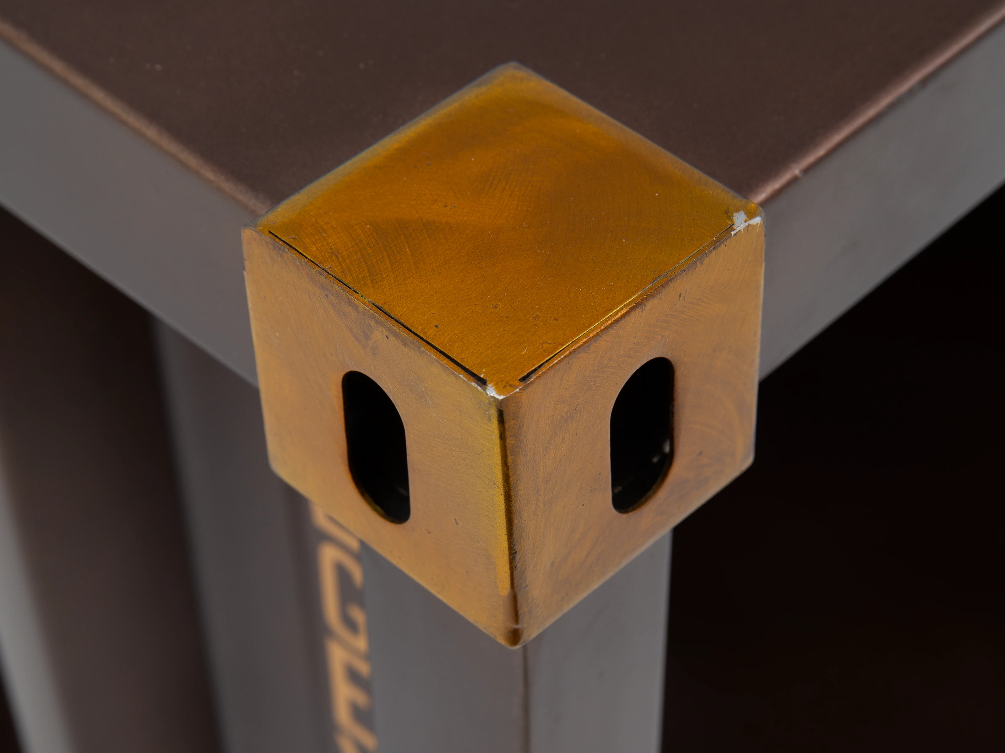 Detailbild 45°-Ansicht des braun lackierten Metall-Holz-Eckprofils des Barregals/Hochschranks Cargon aus Mango-Holz