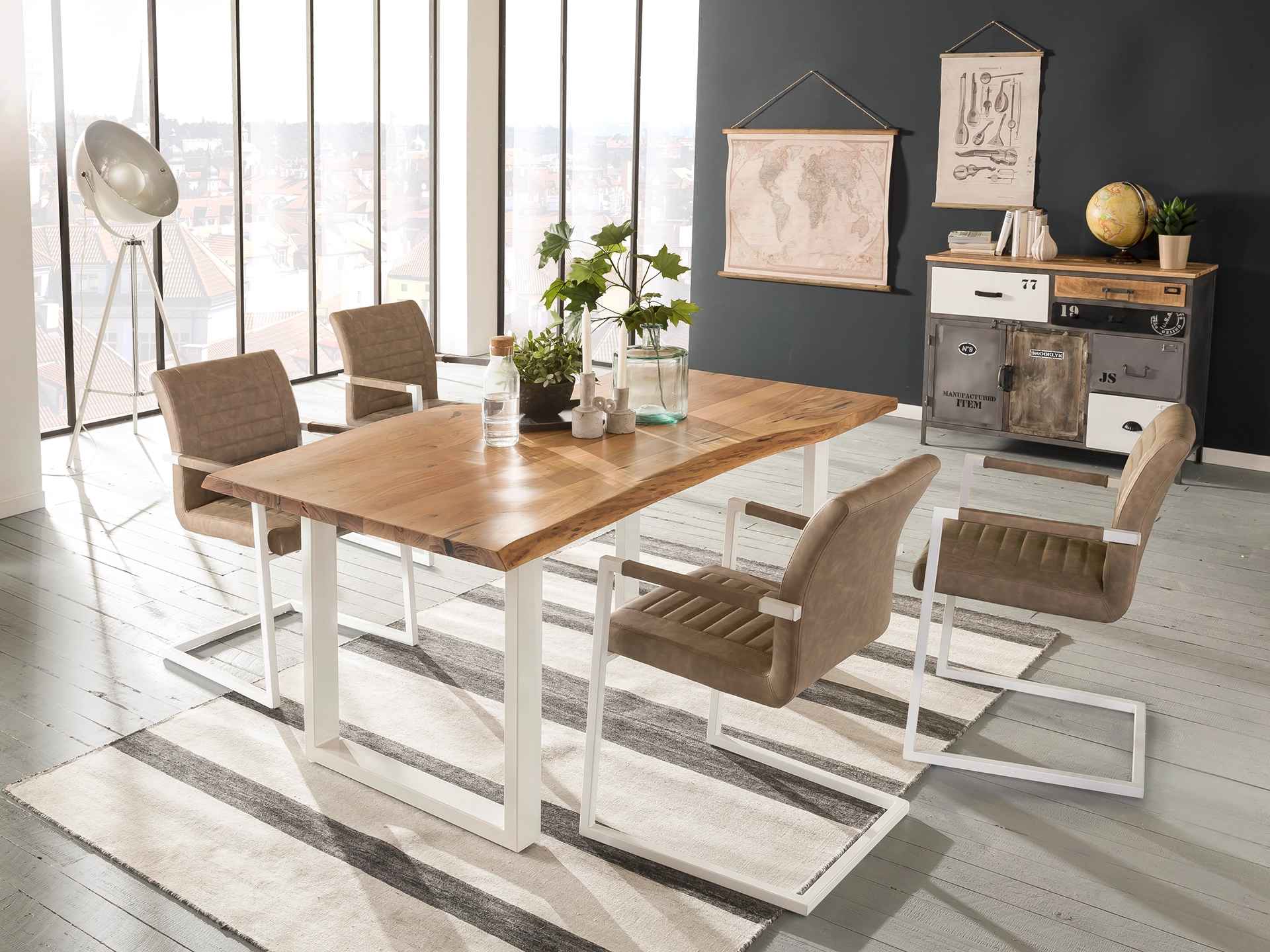 Bullwer A4 Holz-Dokumentenhalter in warmem Ambiente, A4-Organizer aus massivem Holz mit sichtbarer Maserung auf Tisch