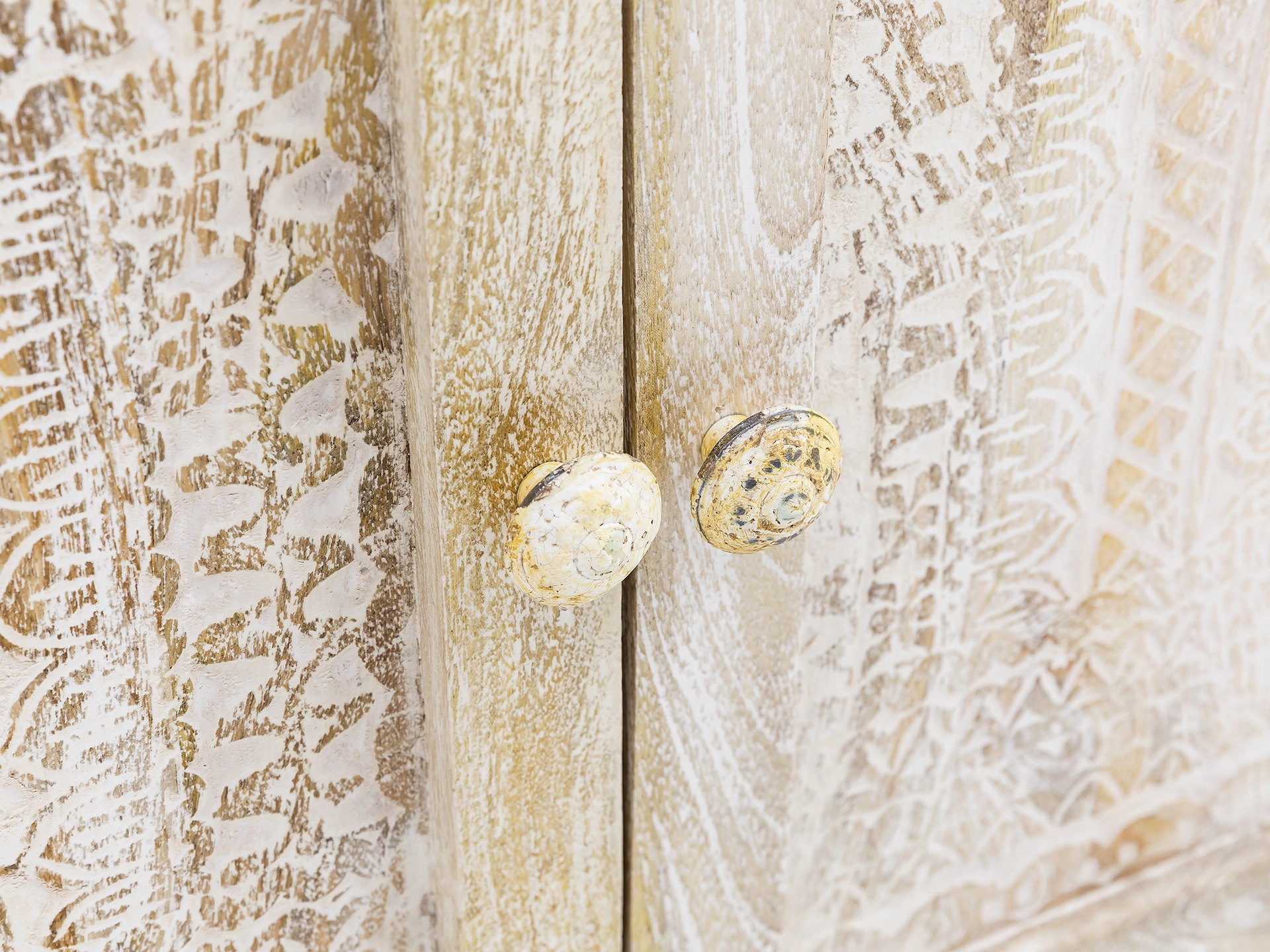 Detailaufnahme des Bitna-Holzmöbels mit sichtbarer Holzmaserung, warmer geölter Oberfläche und präziser Kanten- und Fugenverarbeitung