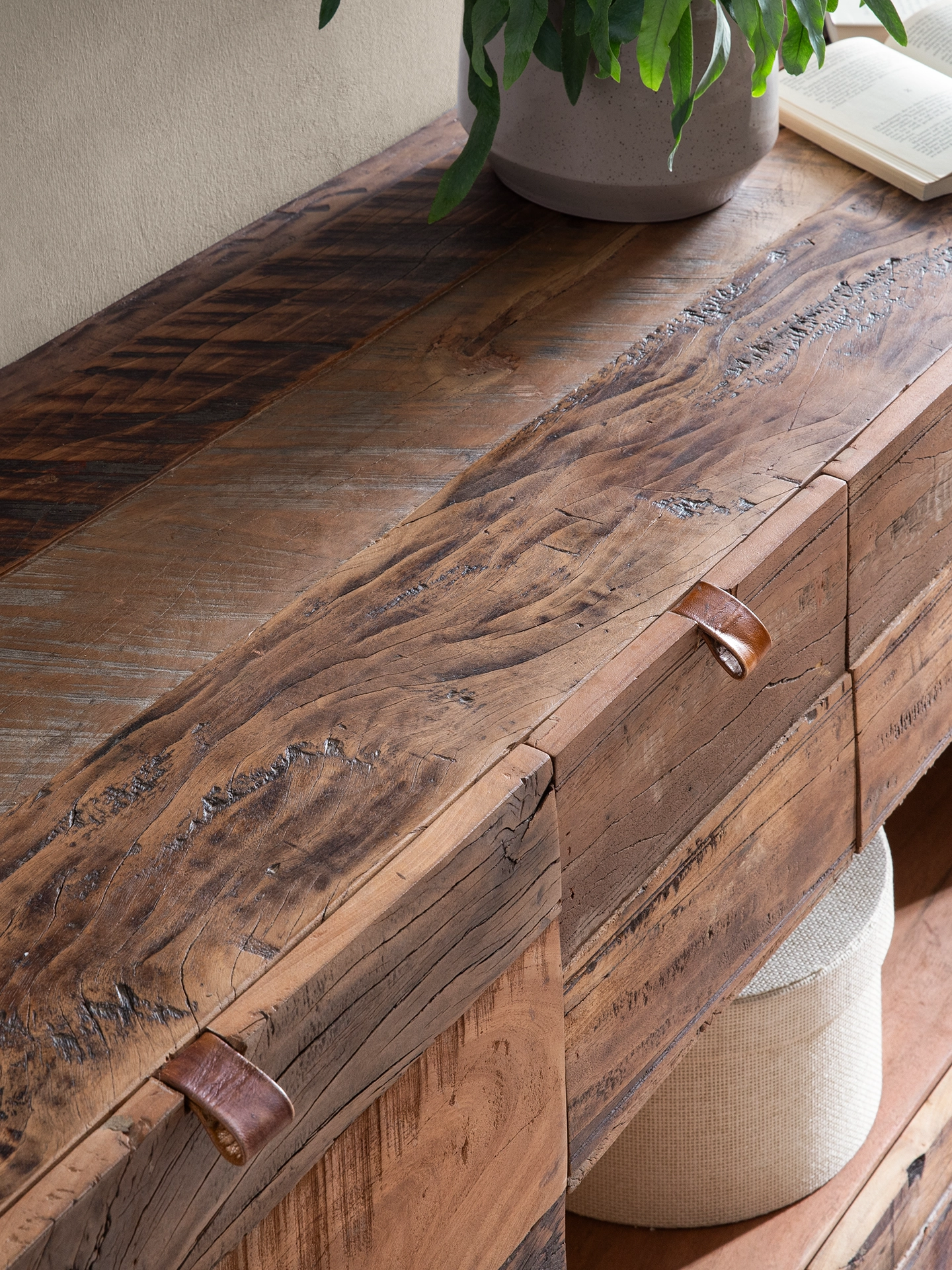 Vertikale Altholz‑Paneele in verschiedenen Braun- und Grautönen mit rustikaler Maserung, Rissen und Gebrauchsspuren, ideal für Möbel/Wand.