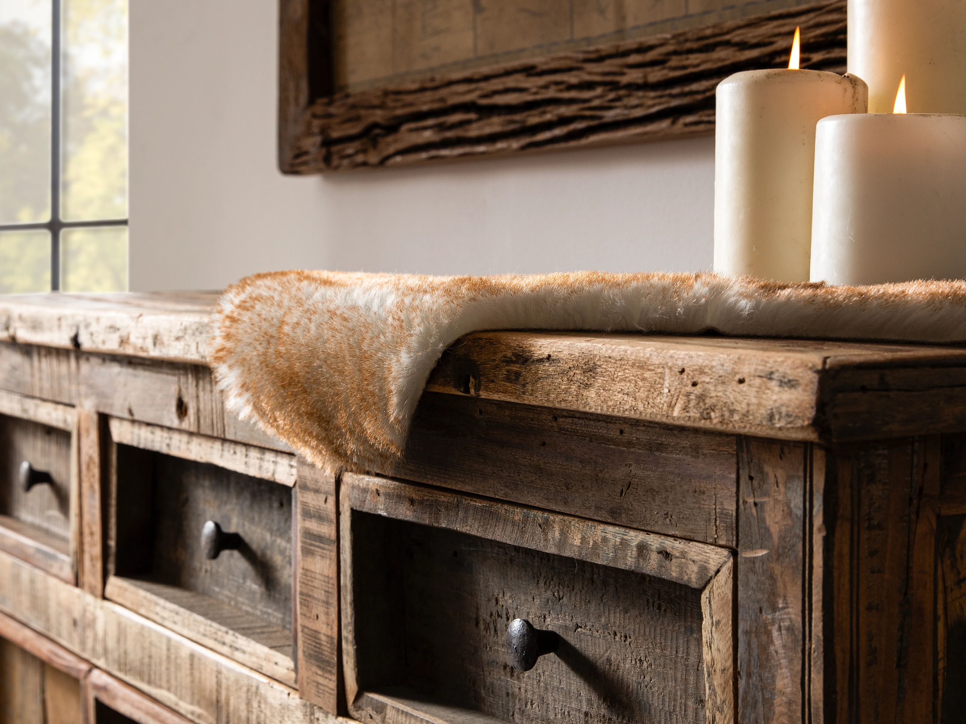 Ambiente-Detail: warme Holzoberfläche und dekorative Accessoires in natürlicher Farbpalette, modernes Skandi-/Landhaus-Möbel