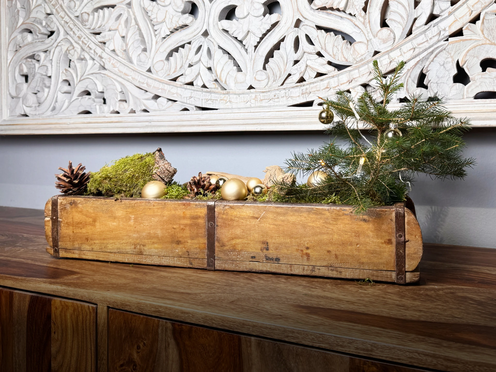 Blog-Cover mit Holzoptik: warmes Holz, modernes Interieur, minimalistisches Design und stimmungsvolle Beleuchtung