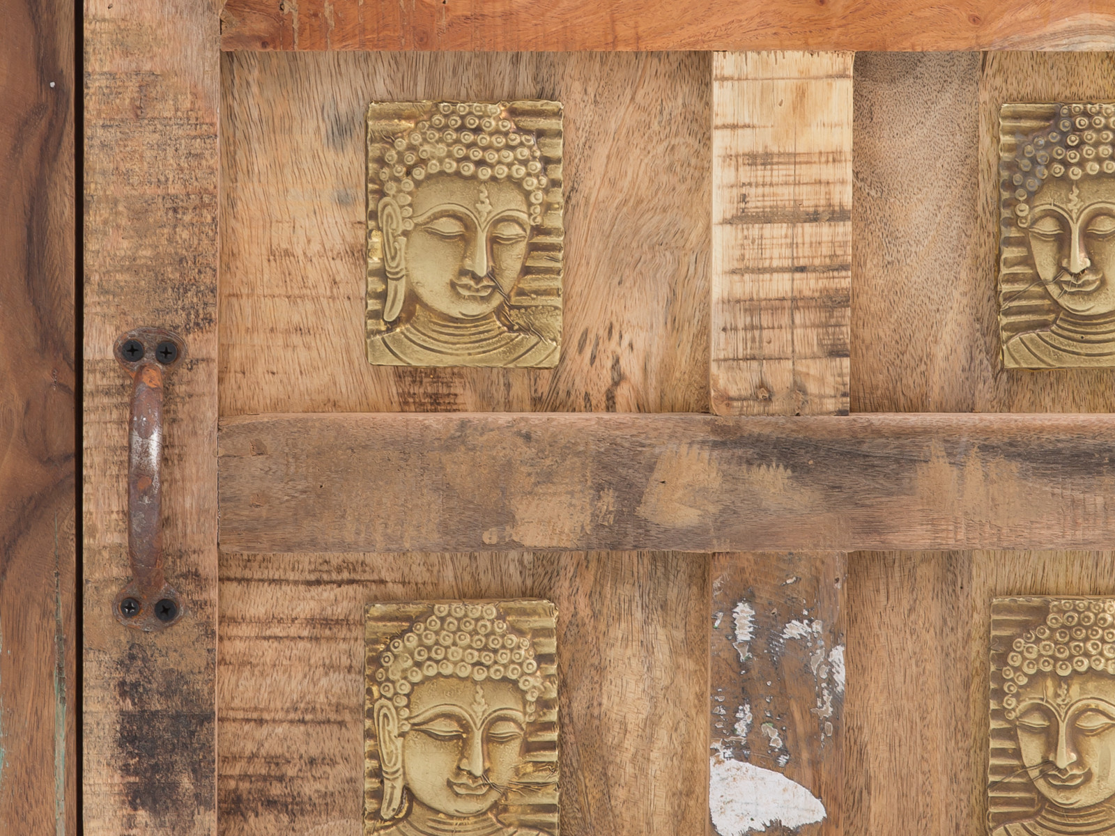 Detailbild: lackierte Holztür des Eckhochschrank Sumana aus recyceltem Hartholz mit goldfarbenen Buddha-Reliefplatten