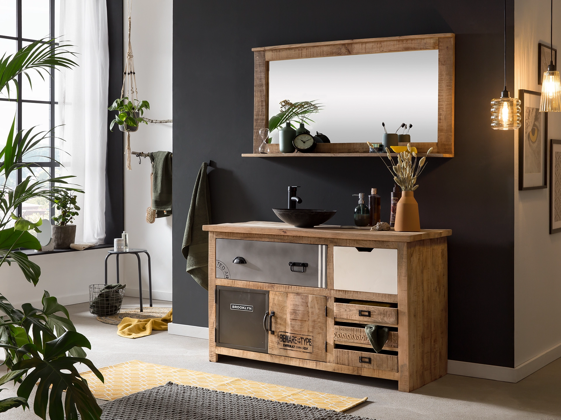 Moderner Holztisch "Pune" aus massiver Eiche mit schwarzem Metallgestell in hellem, natürlichem Wohnambiente