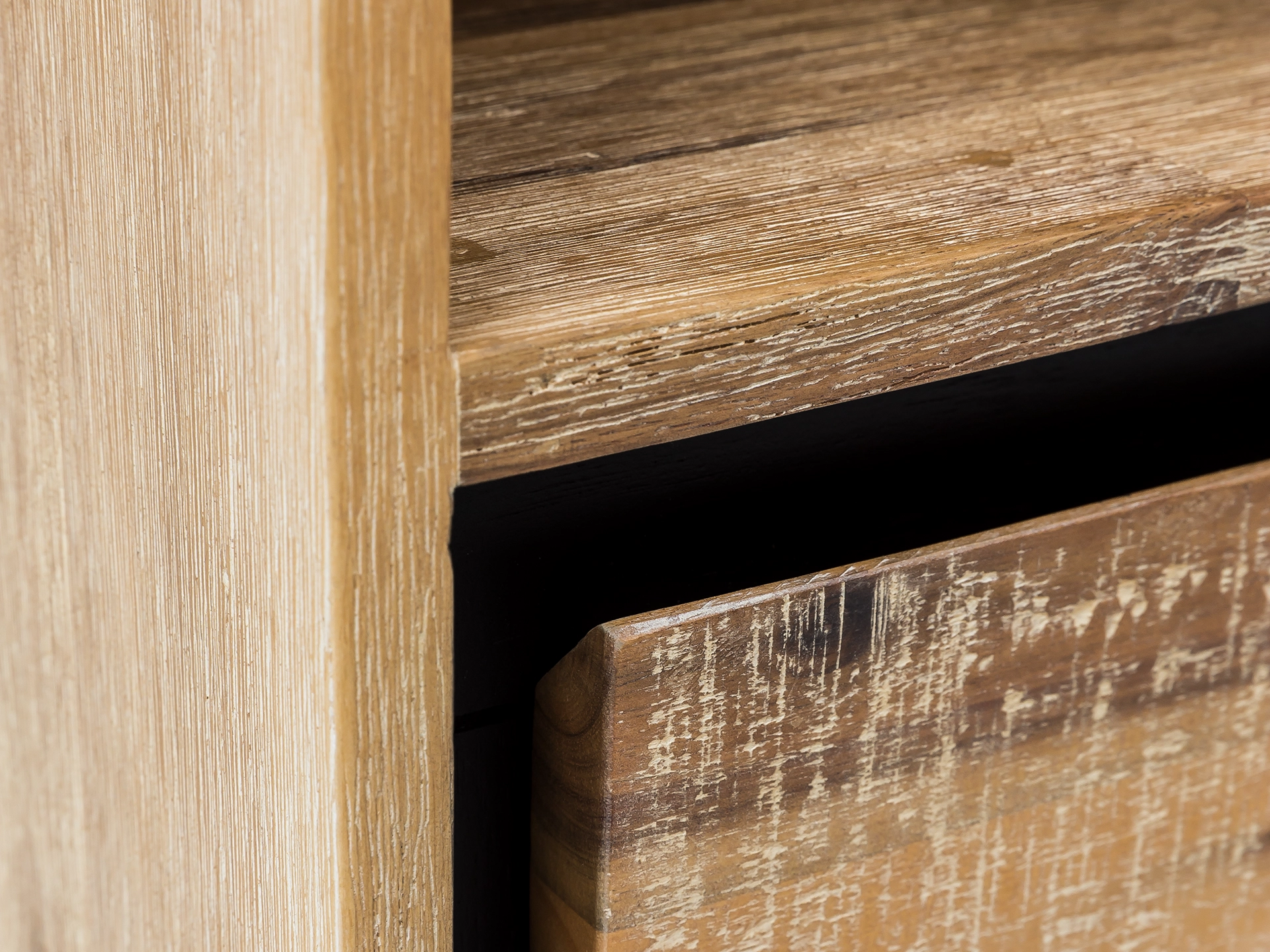 Jolo-Detail: Nahaufnahme der warmen Holzmaserung und präzisen Verarbeitung, matte Oberfläche