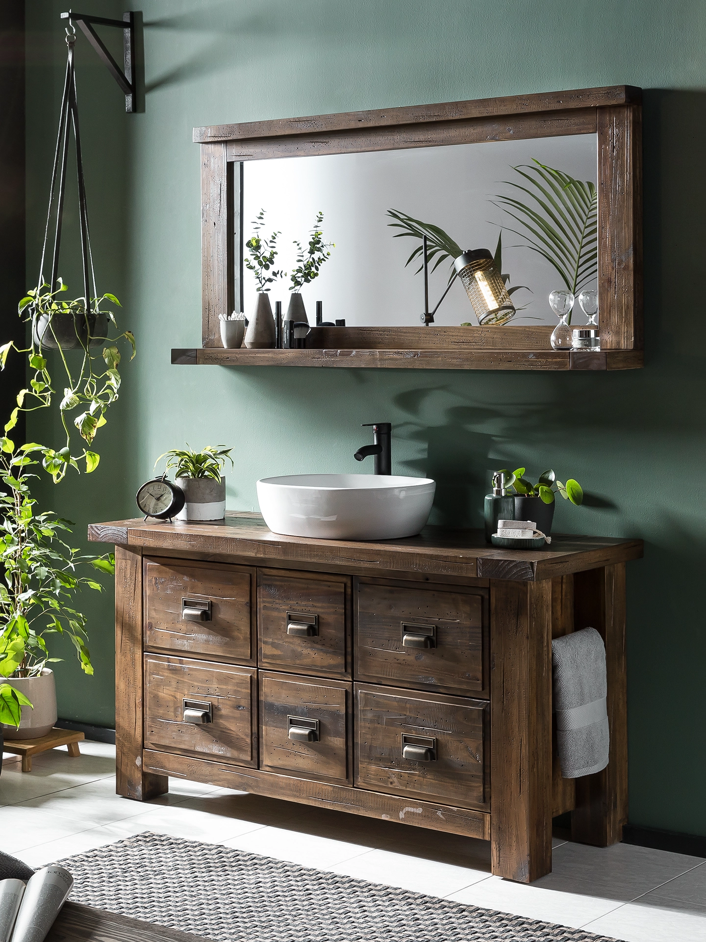 Hoher Cancun Schrank in natürlicher Holzoptik im modernen Wohnambiente, schlankes, minimalistisches Design