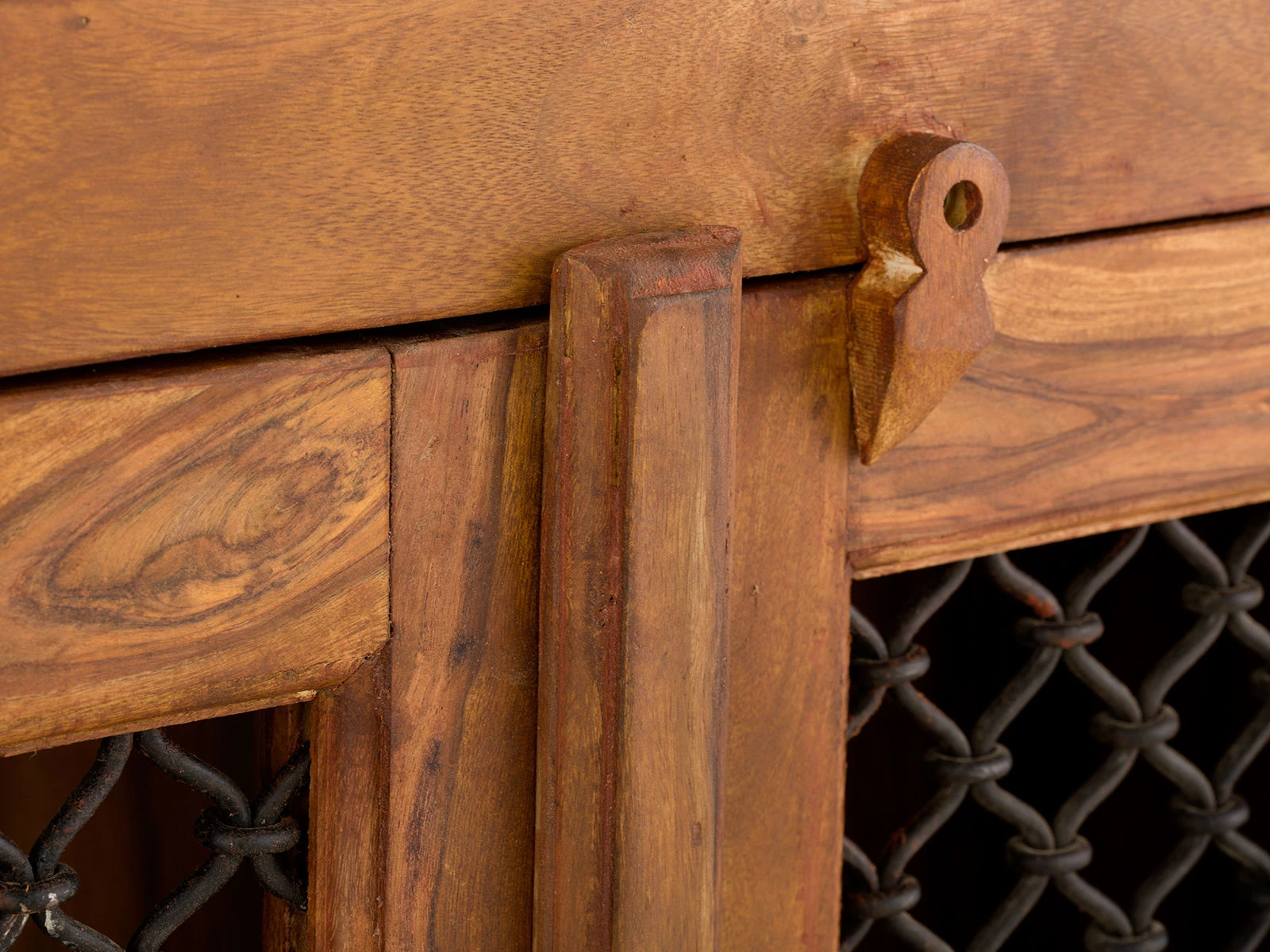 Detailaufnahme des Merlin-Möbels: warme Holzmaserung, feine Kanten und geölte Oberfläche