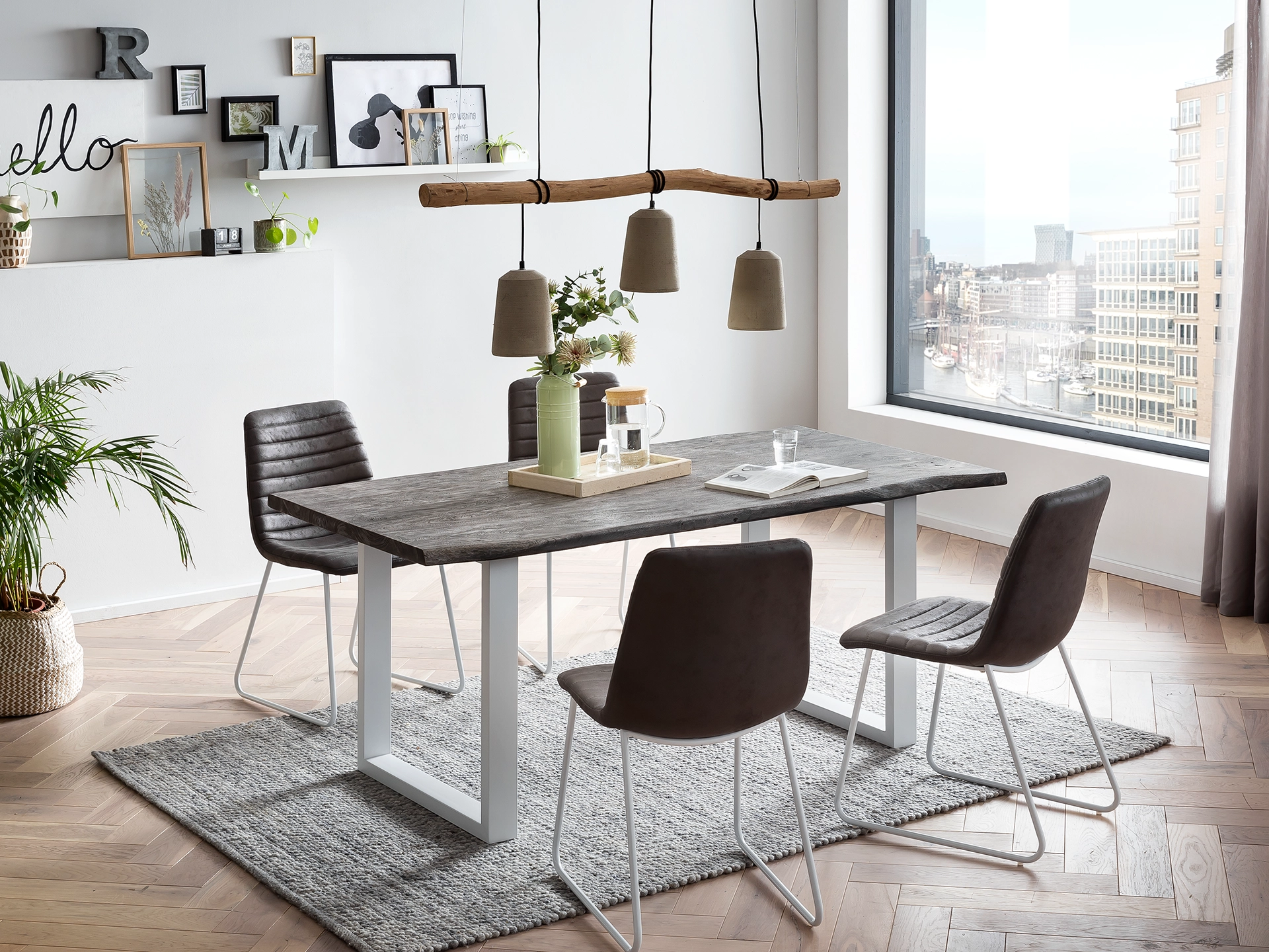 Bullwer A1 (Ambiente): Rustikales Holzmöbel in warmem Raum, sichtbare Holzmaserung, gemütlich-moderner Einrichtungsstil