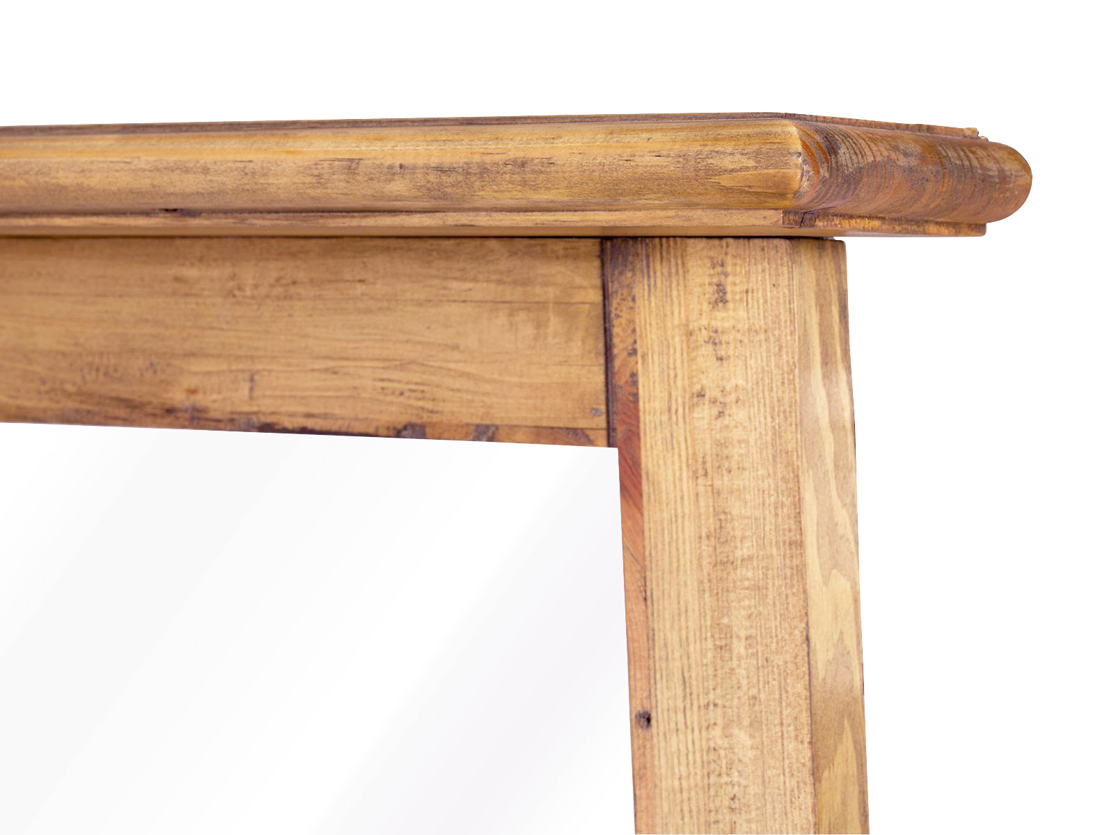 Badspiegel Rangun Detailbild: 45°-Freisteller des lackierten, braunen Rahmens aus recycelter Pinie