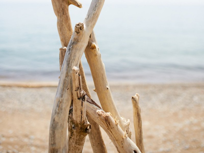 Treibholz-Upcycling: rustikale Dekoskulptur aus verwittertem Holz in Naturtönen, maritimes, nachhaltiges Wohnaccessoire