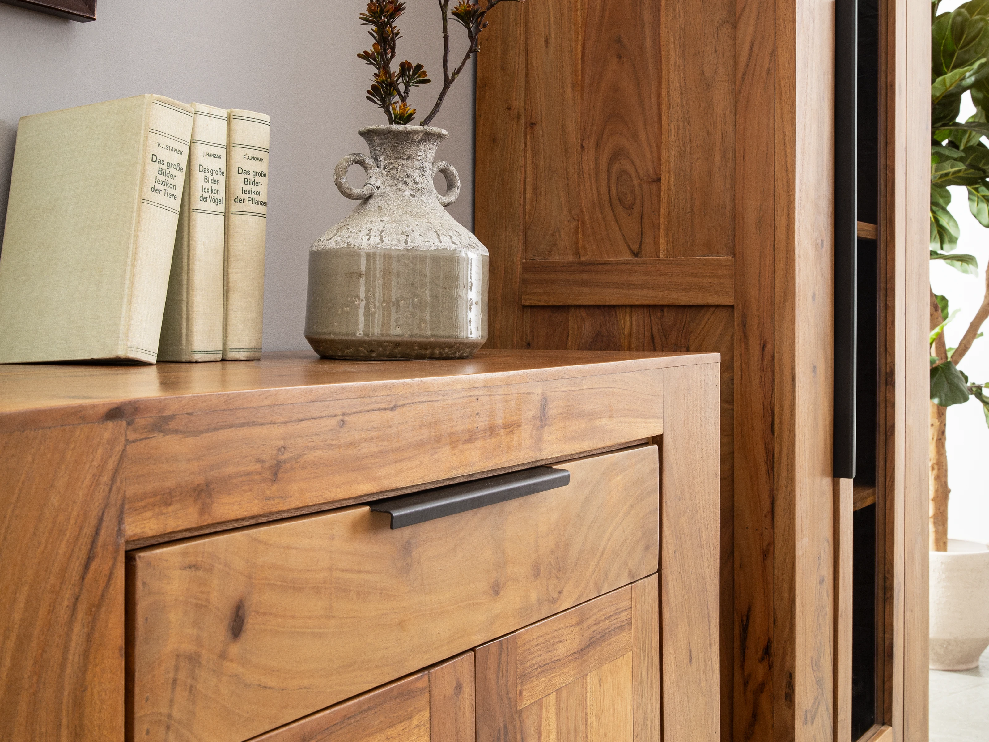 Detailaufnahme des Möbelstücks "Osbon": Nahaufnahme von Holzmaserung, sauberer Kantenverarbeitung und matter, geölter Oberfläche