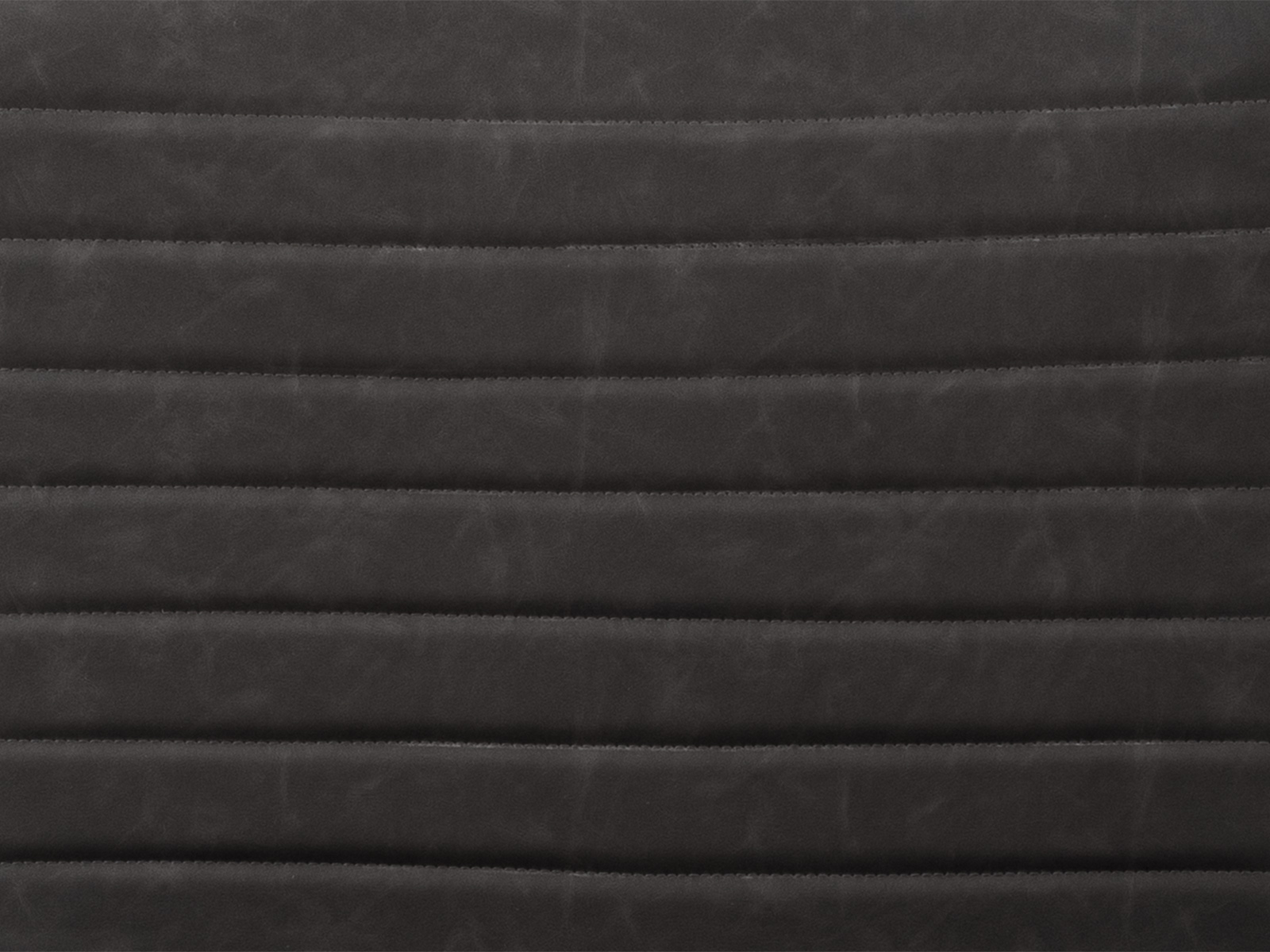 Detailansicht einer Massivholz-Tischplatte mit sichtbarer Holzmaserung, geölter Oberfläche und abgerundeter Tischkante