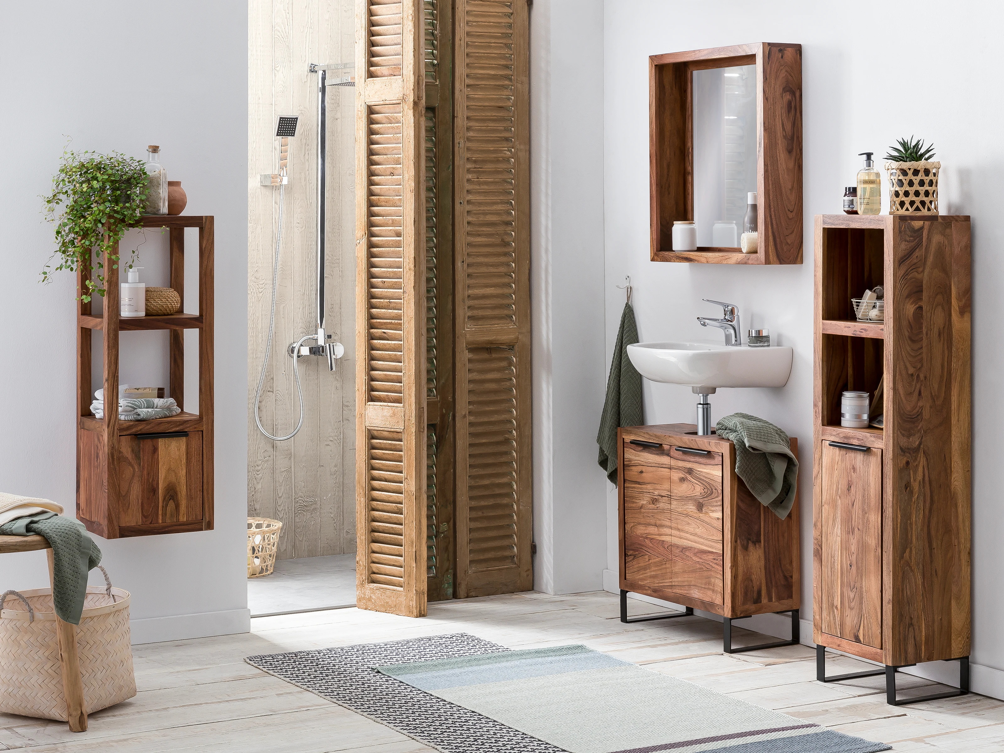 Ambienteaufnahme: Sydney-Holzstuhl mit hellgrauem Polstersitz in modernem Esszimmer, warmes Licht, natürliche Holzoptik