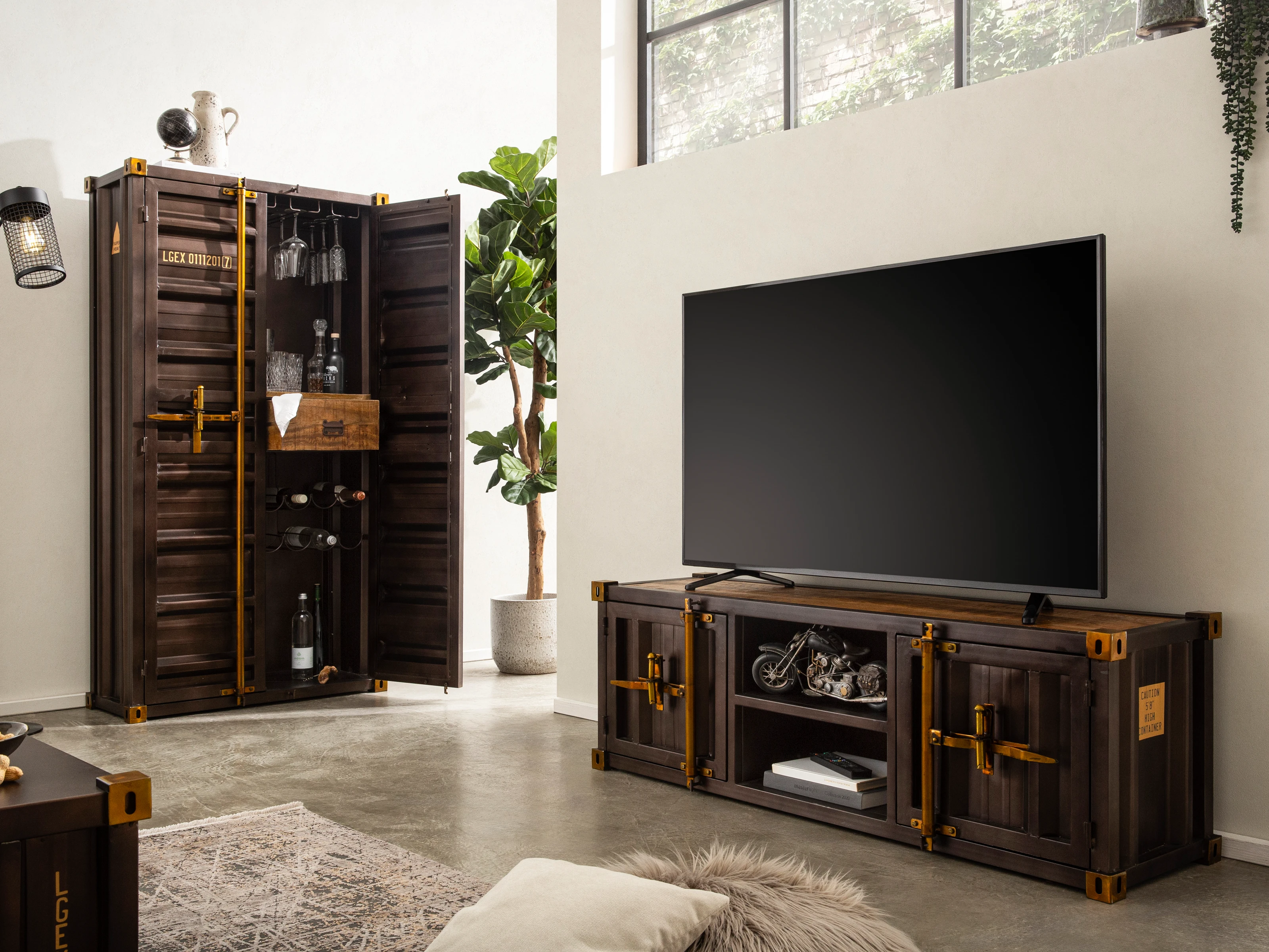 Ambienteaufnahme des Cargon-Möbelsets A2609/A2605 in hellem Holz, modernes Interieur mit Dekoration, warme, natürliche Farbtöne.