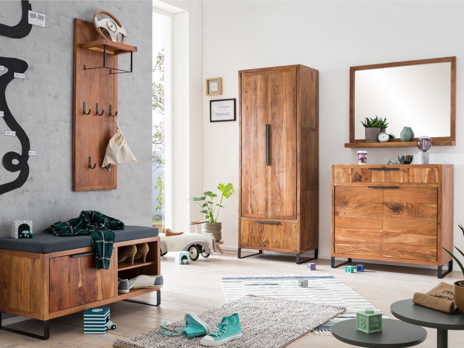 Eingangsflur mit hellem Holz-Sideboard "Sydney", großem Wandspiegel, Dekoration und Schuhablage – skandinavisch-minimalistisches, freundliches Ambiente