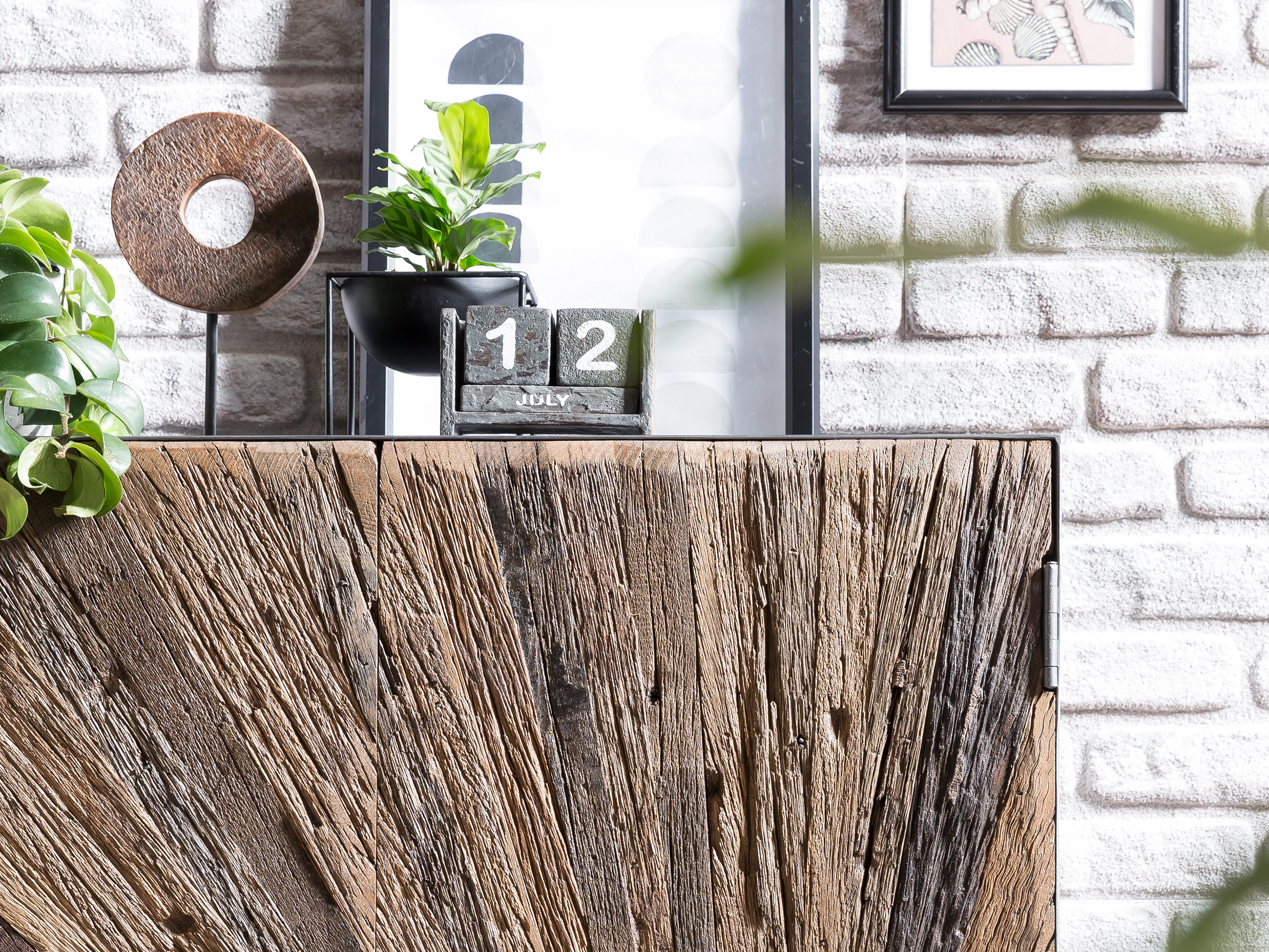 Detailansicht des Derby-Holzmöbels: geölte Eichenoberfläche mit sichtbarer Maserung und feiner Kantenbearbeitung