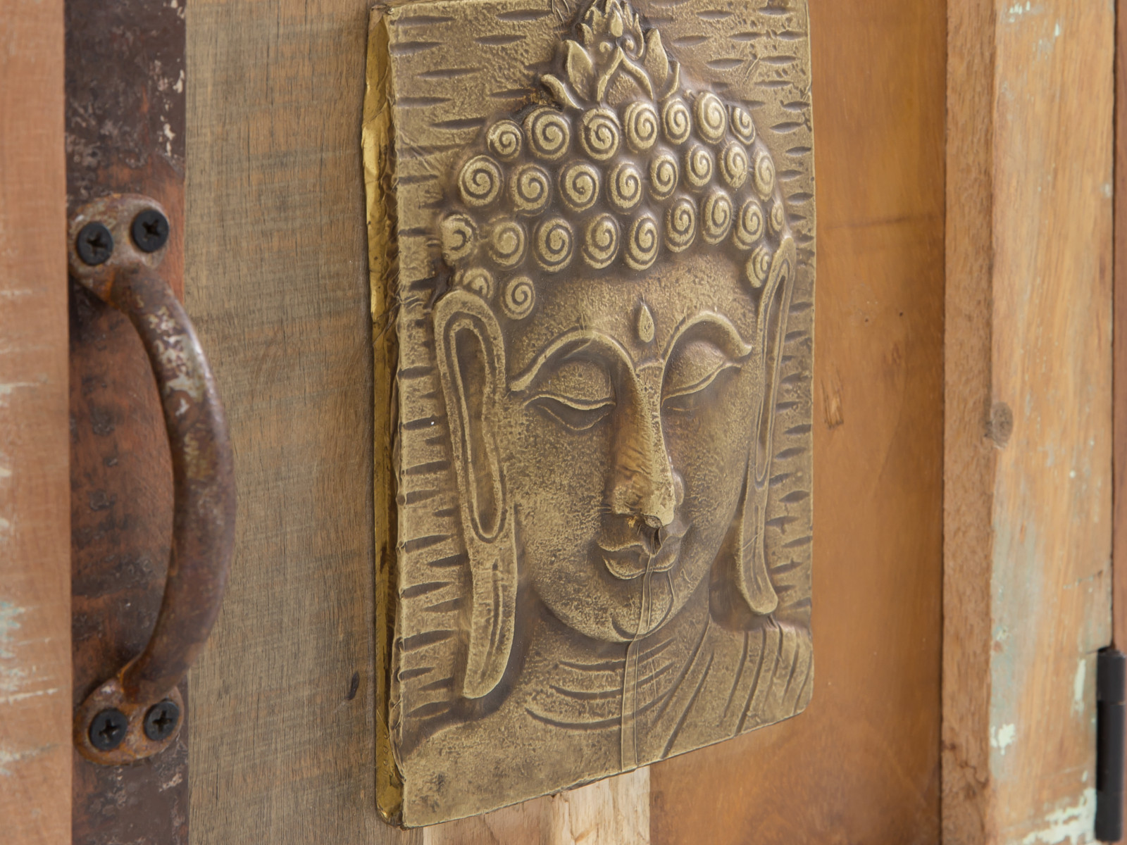 Detailbild (45°): goldenes Buddha-Relief auf lackierter Recycling-Hartholz-Tür – dekoratives Element im Eckwaschtisch Sumana