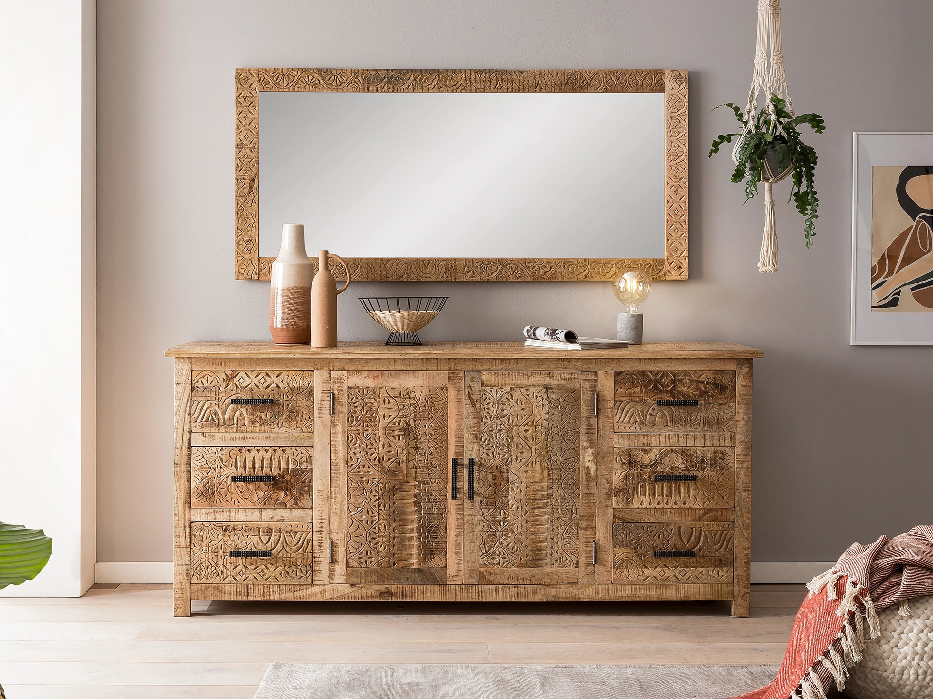 Ambienteaufnahme des Holzmöbel-Modells "Mumbai" (A2) in warmem Holzton, modernem Wohnzimmer-Setting mit neutraler Farbgebung