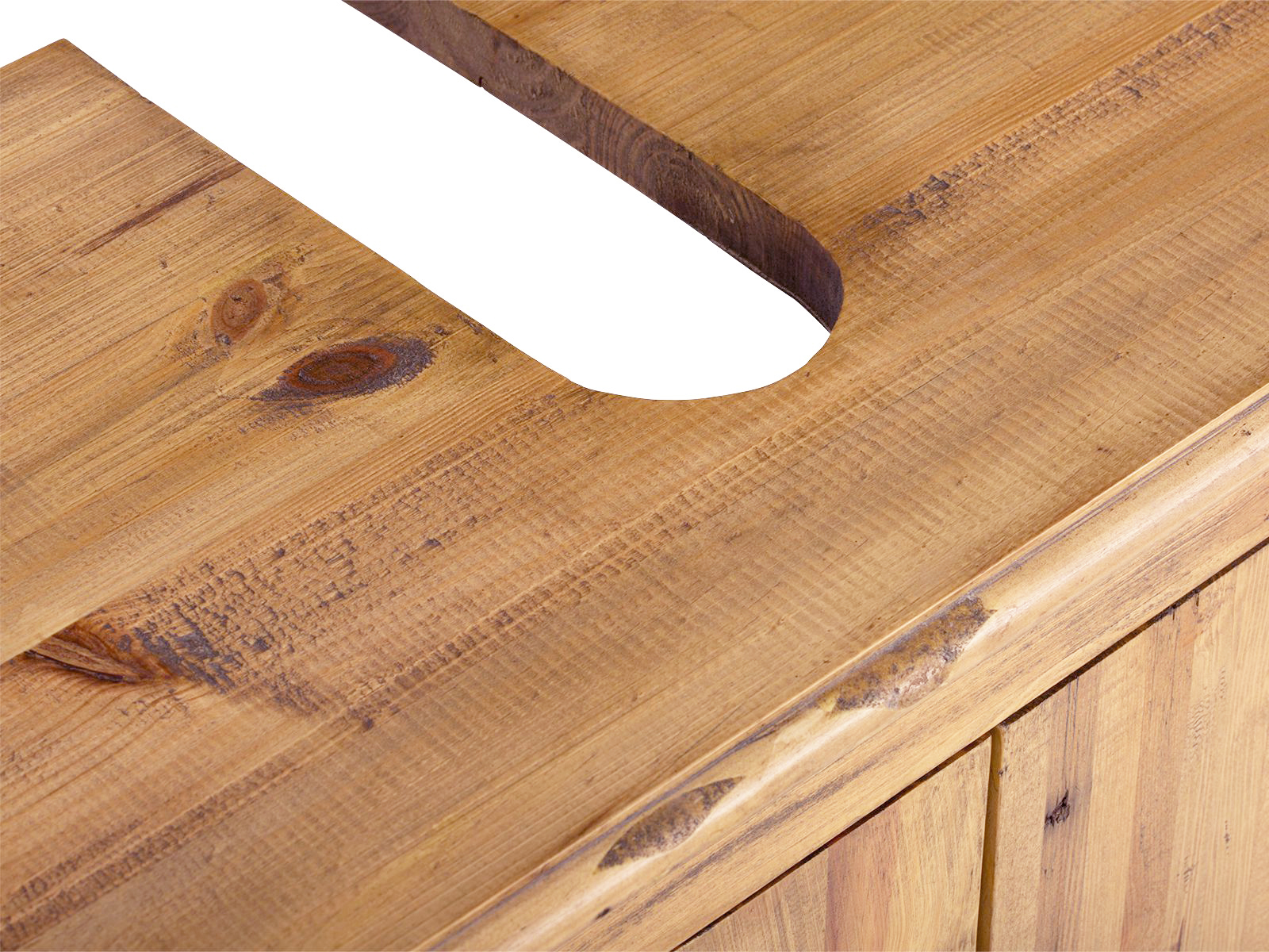 45°-Detail: Ausschnitt für Aufsatzbecken auf lackierter Pinie-Oberfläche des braunen Waschbeckenunterschranks Rangun