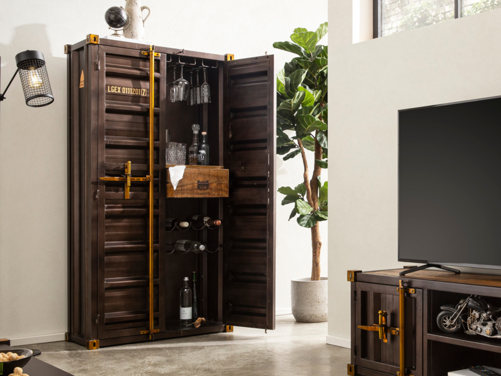 Offener Weinschrank Cargon (Mangoholz-Metall) Frontansicht im Wohnraum: Türen, Schubladen, Wein- & Gläseraufbewahrung.
