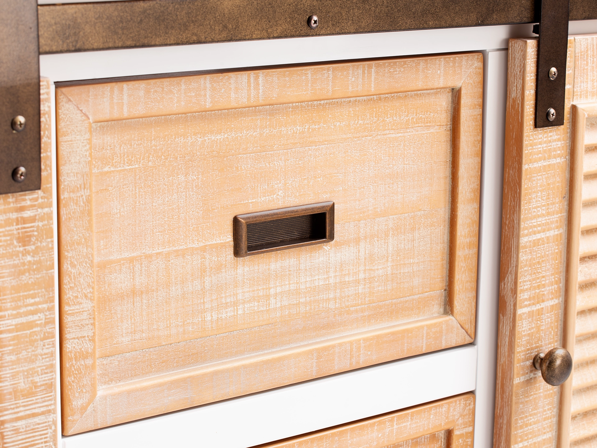 Detailaufnahme des Möbelmodells Capera: warme Holzmaserung, feine Kantenverarbeitung und matte Oberfläche