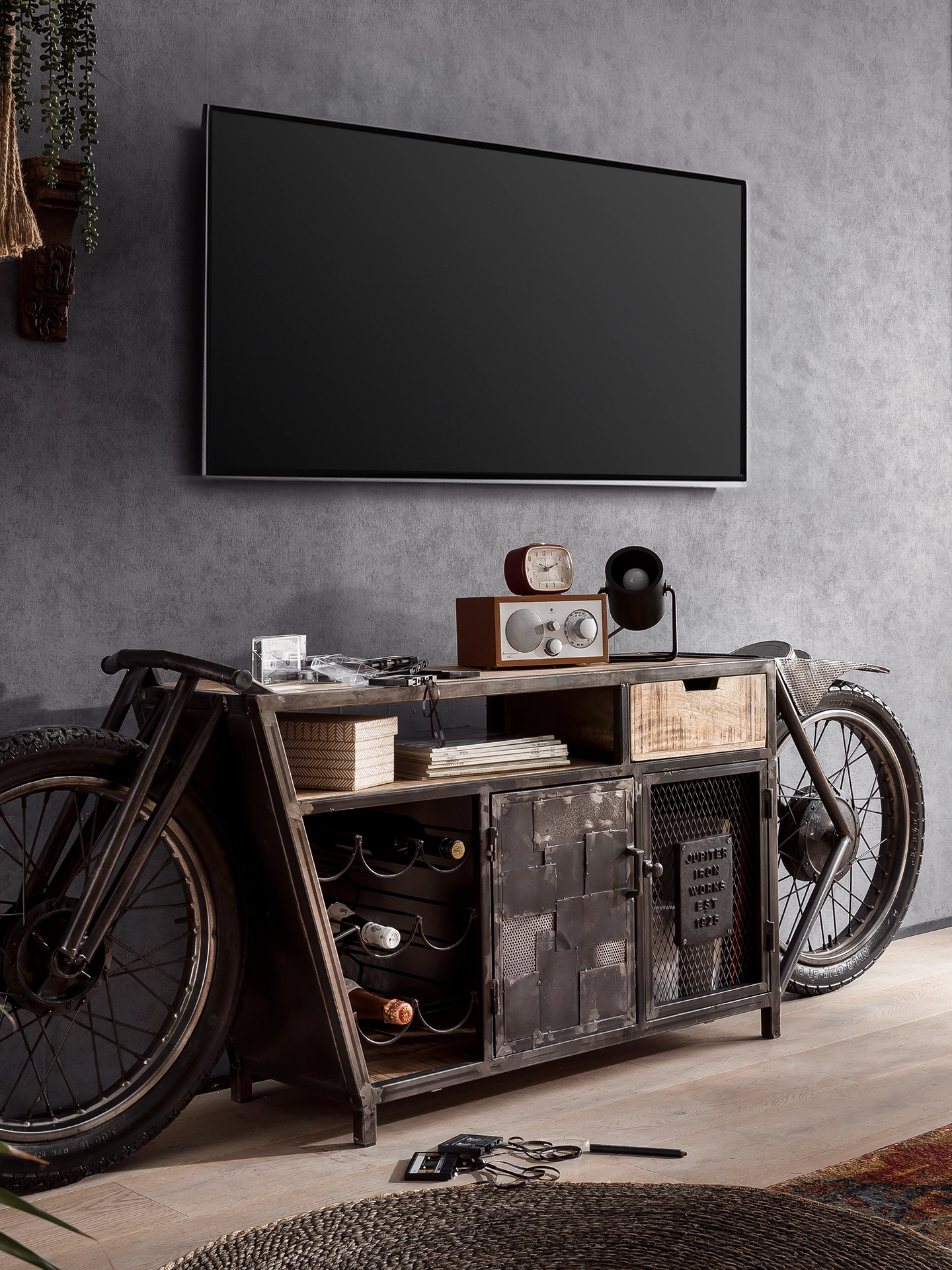 Hoher Harlow Holzschrank in warmer Eichenoptik im modernen Wohnambiente, schlanke Metallfüße, sichtbare Holzmaserung, skandinavisch-minimalistischer Stil