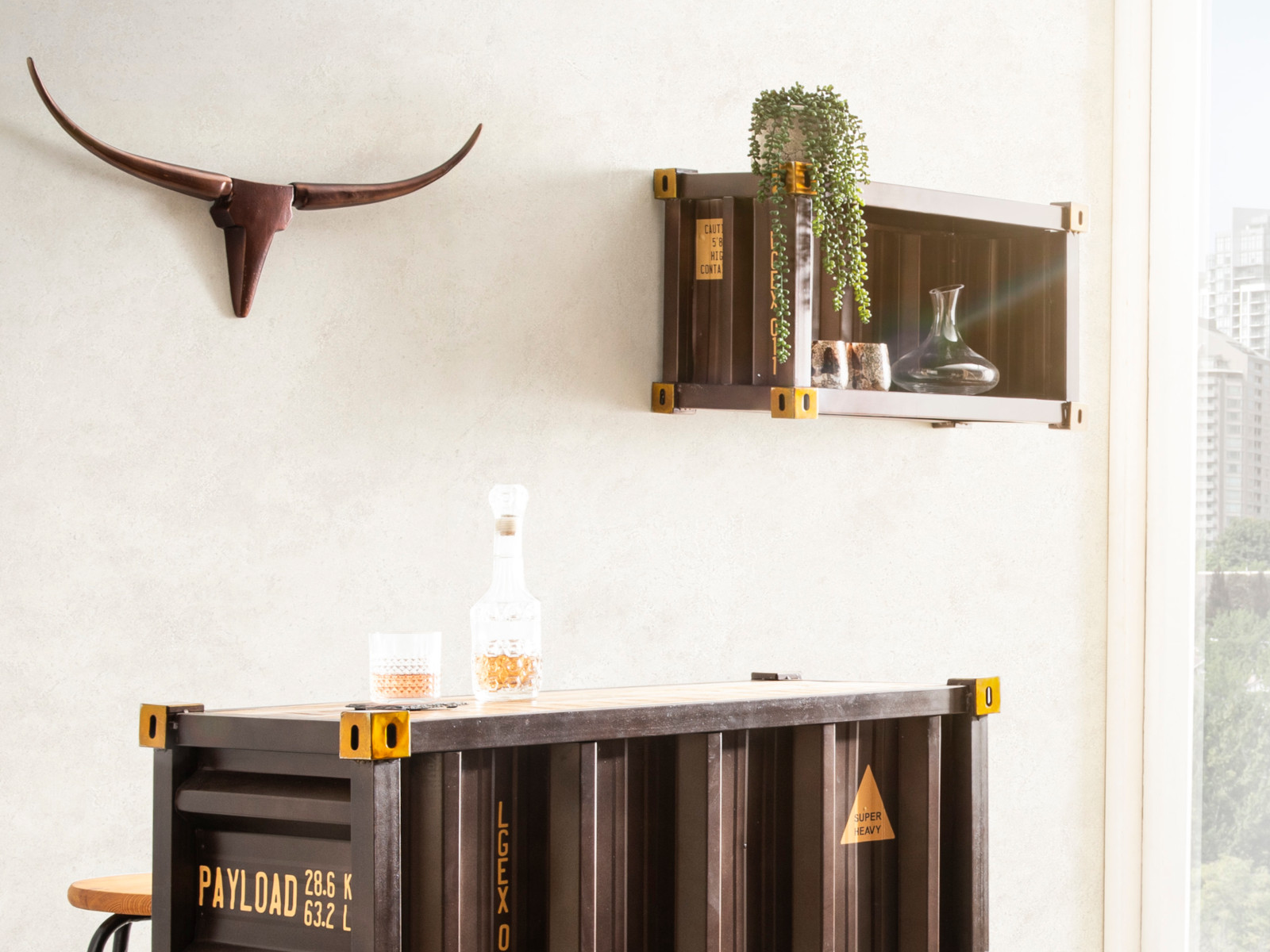 Wandregal Cargon als 45°-Ansicht im Wohnbeispiel: lackiertes braunes Metallregal (72×41×33 cm) mit einem offenen Fach