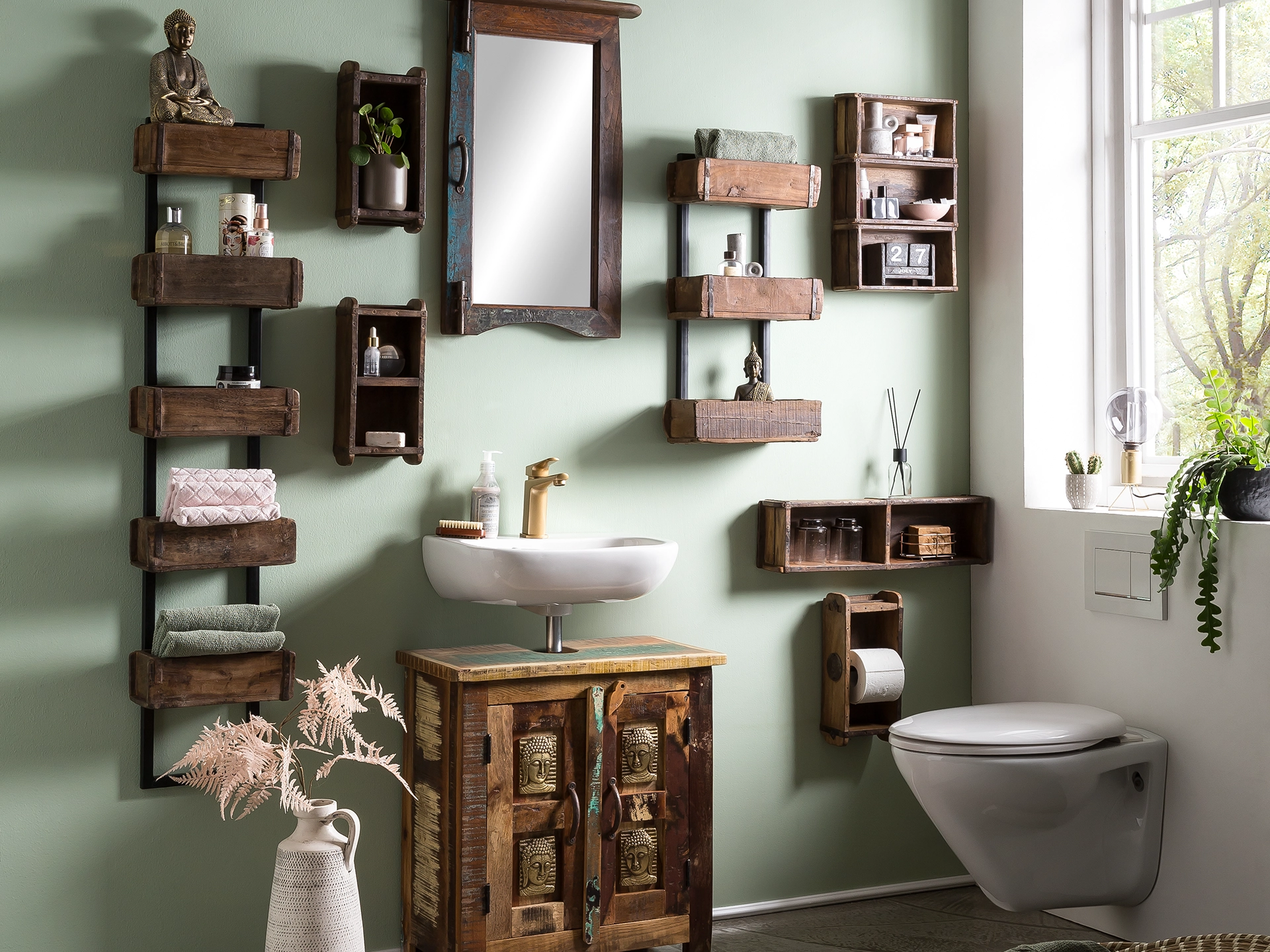 Holz-Ziegelform A5 auf hellem Ambiente-Hintergrund, rechteckige Gieß-/Backform aus naturfarbigem Holz mit sichtbarer Maserung