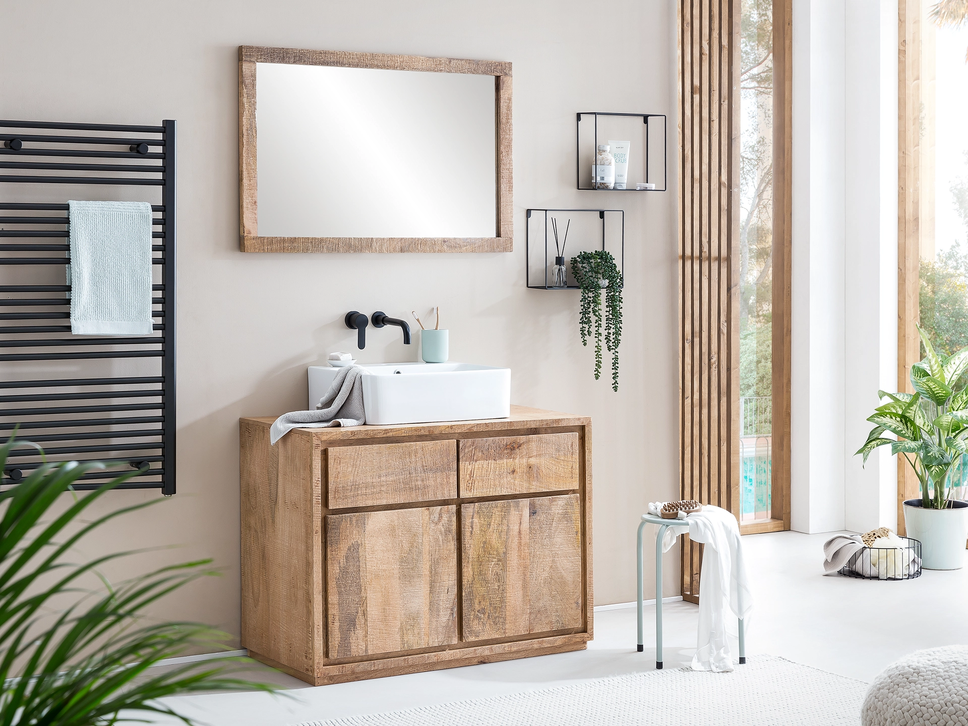 Ambienteaufnahme: schwarzes Sideboard "Blackdale" in dunkler Holzoptik im modernen Wohnzimmer, stilvoll dekoriert mit Pflanzen und Accessoires