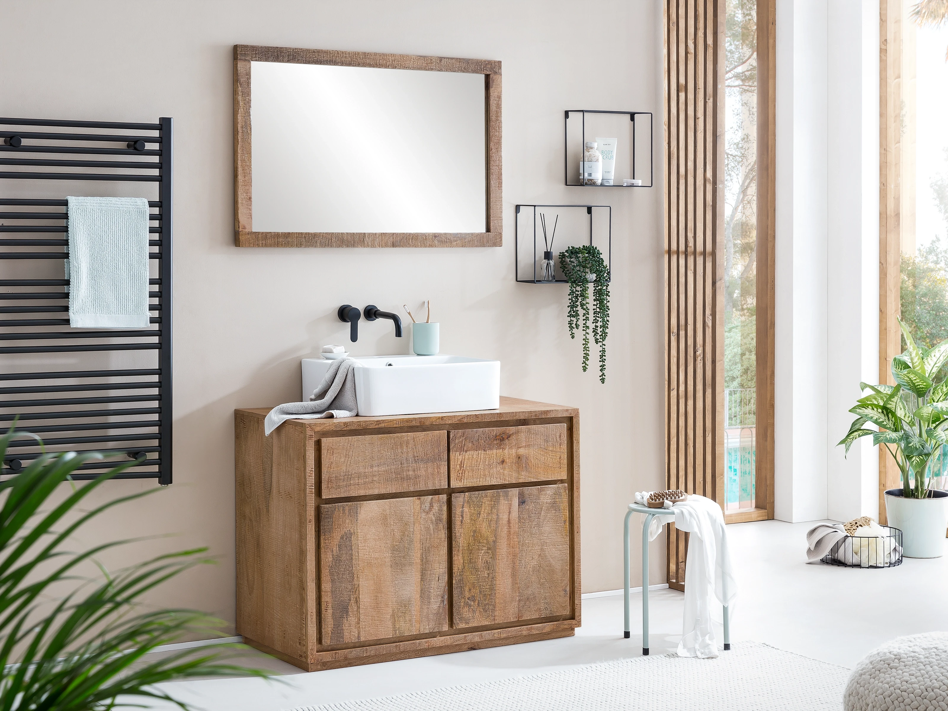 Blackdale Holzmöbel in schwarzem Finish im modernen Wohnambiente, minimalistisches Design und warme Beleuchtung