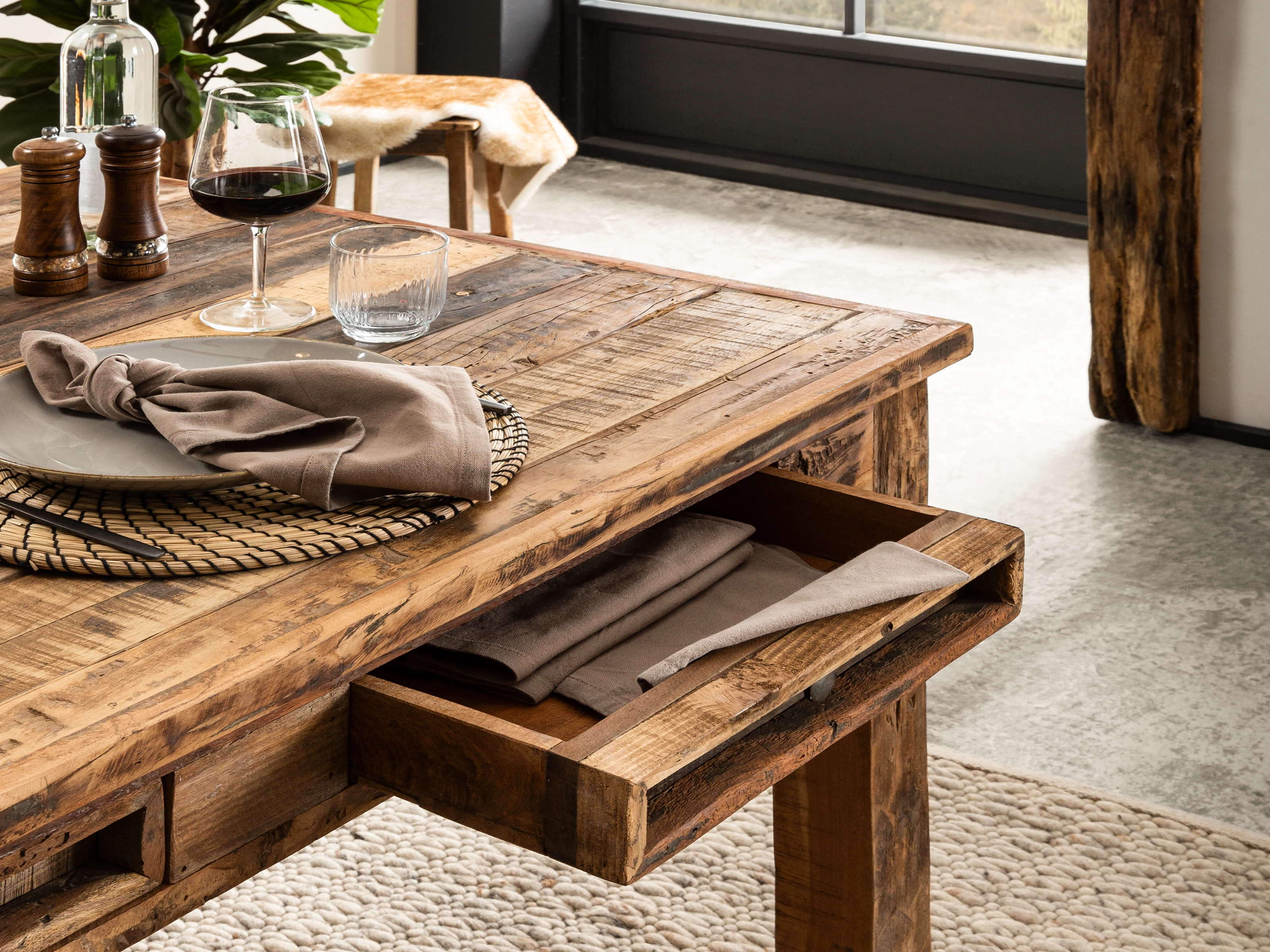 Ambiente-Detail geölte Holzoberfläche eines modernen Tisches in warmer Eichenoptik, sichtbare Maserung, weiche Lichtstimmung.