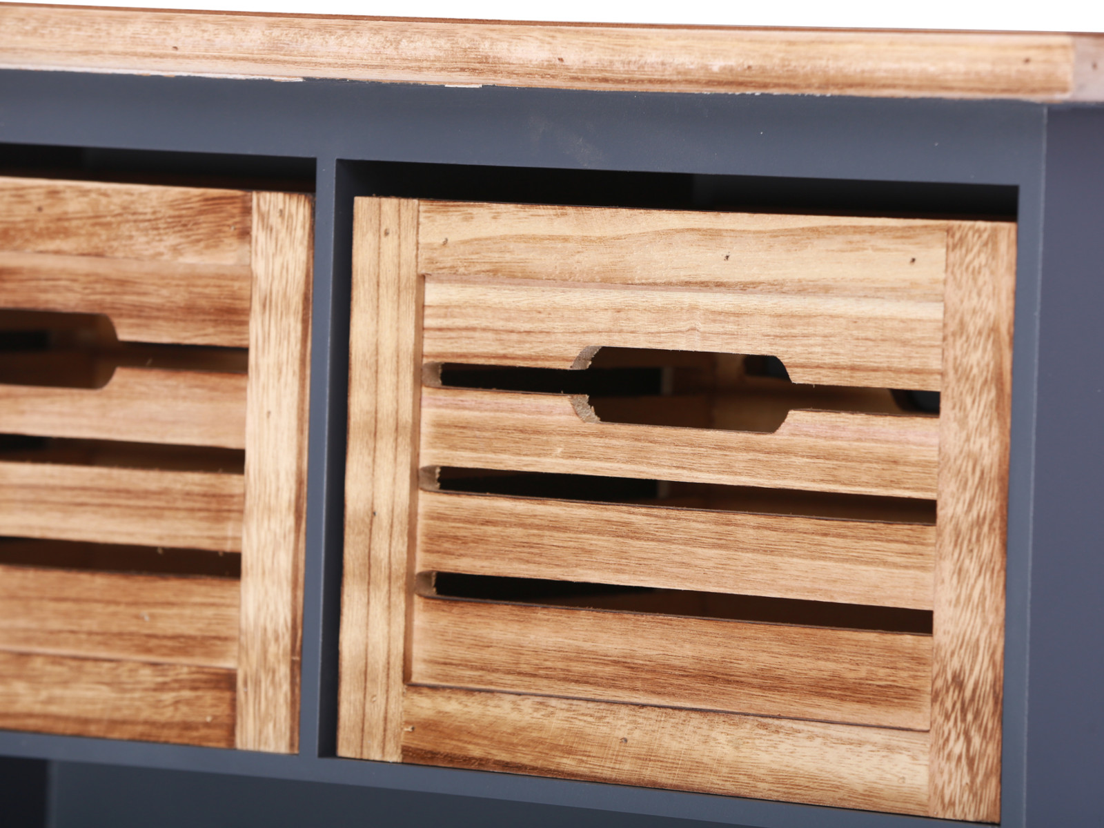 Detailbild der Frontansicht: Wandregal Kansas II in Grau mit zwei lackierten Paulownia-Holzkörben, 63×36×24 cm