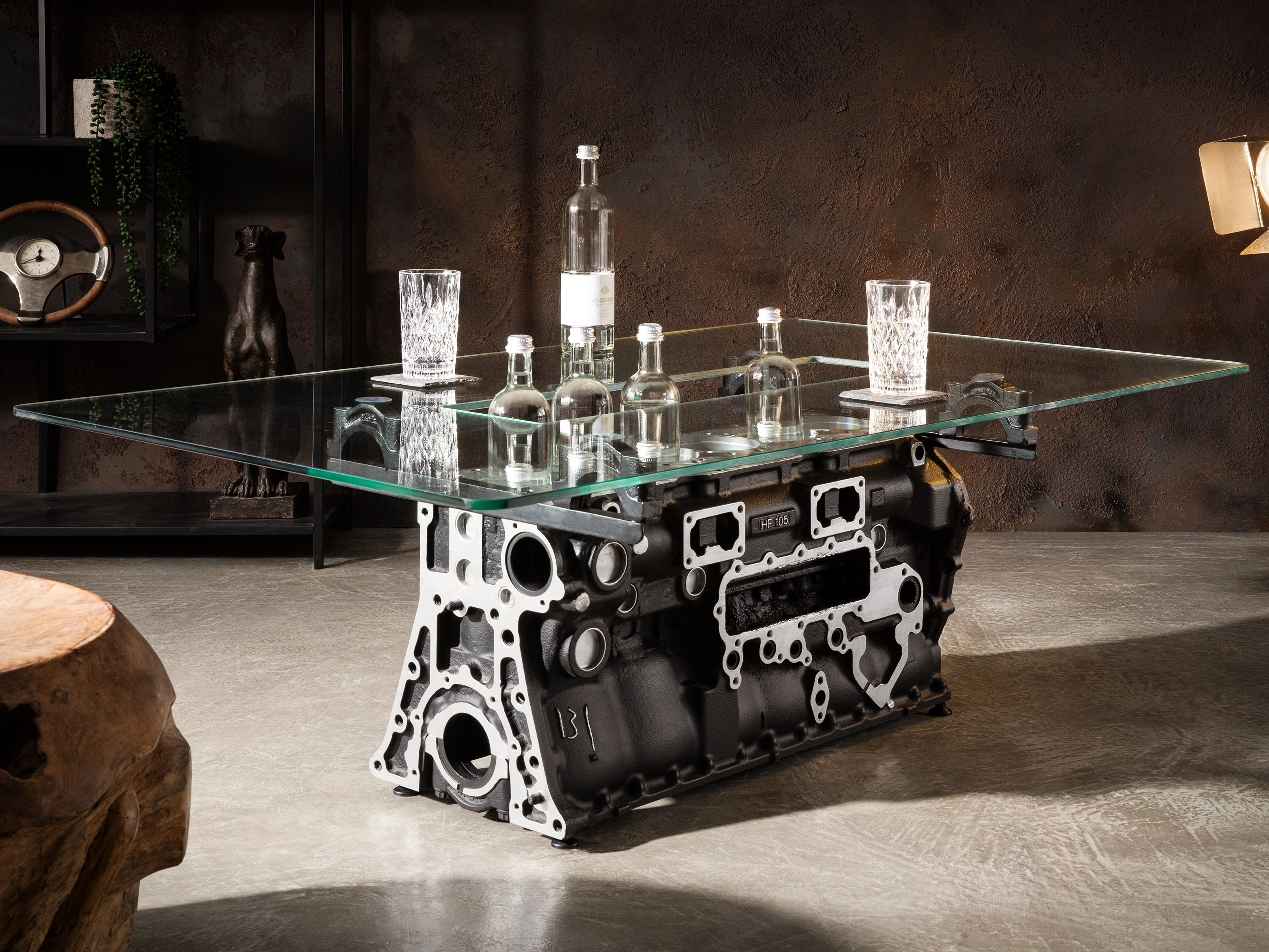 Ambienteaufnahme des Esstisches "Engine" aus Massivholz mit schwarzem Metallgestell, warme Holzoptik, modernes industrielles Esszimmer