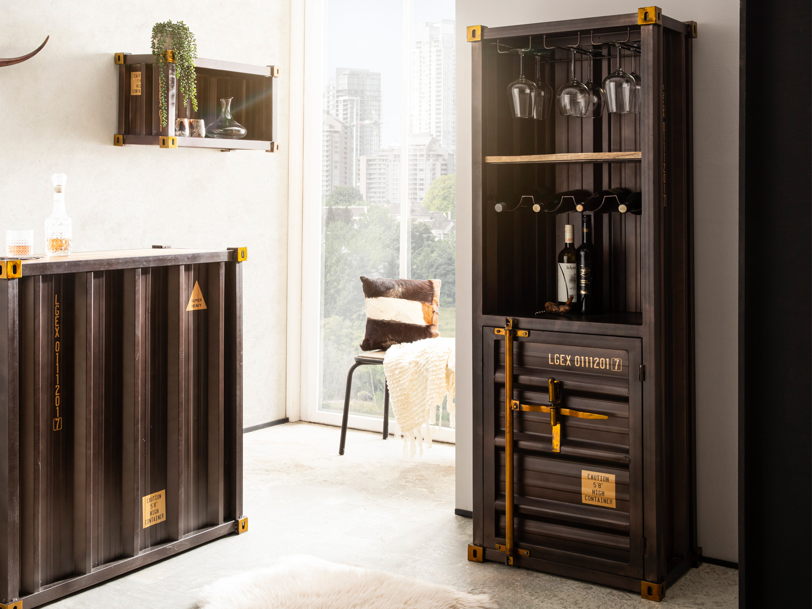 Barregal/ Hochschrank Cargon (45°-Wohnbeispiel), braun Metall-Mangoholz, 177×60×40 cm, 1 Tür, Wein- und Gläserablage