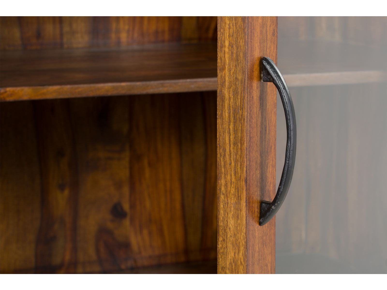 Detailansicht: Stangengriff aus lackiertem Palisanderholz an geöffneter Glastür der Vitrine Palison dunkel, Seitenansicht