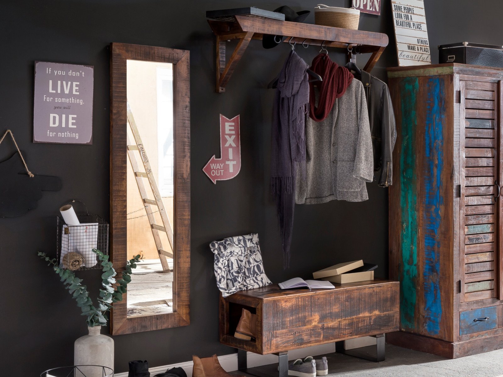 Massives Woodend 1600 Sideboard aus hellem Holz, moderne minimalistische Optik im Wohnzimmer, klare Linien, matte Oberfläche