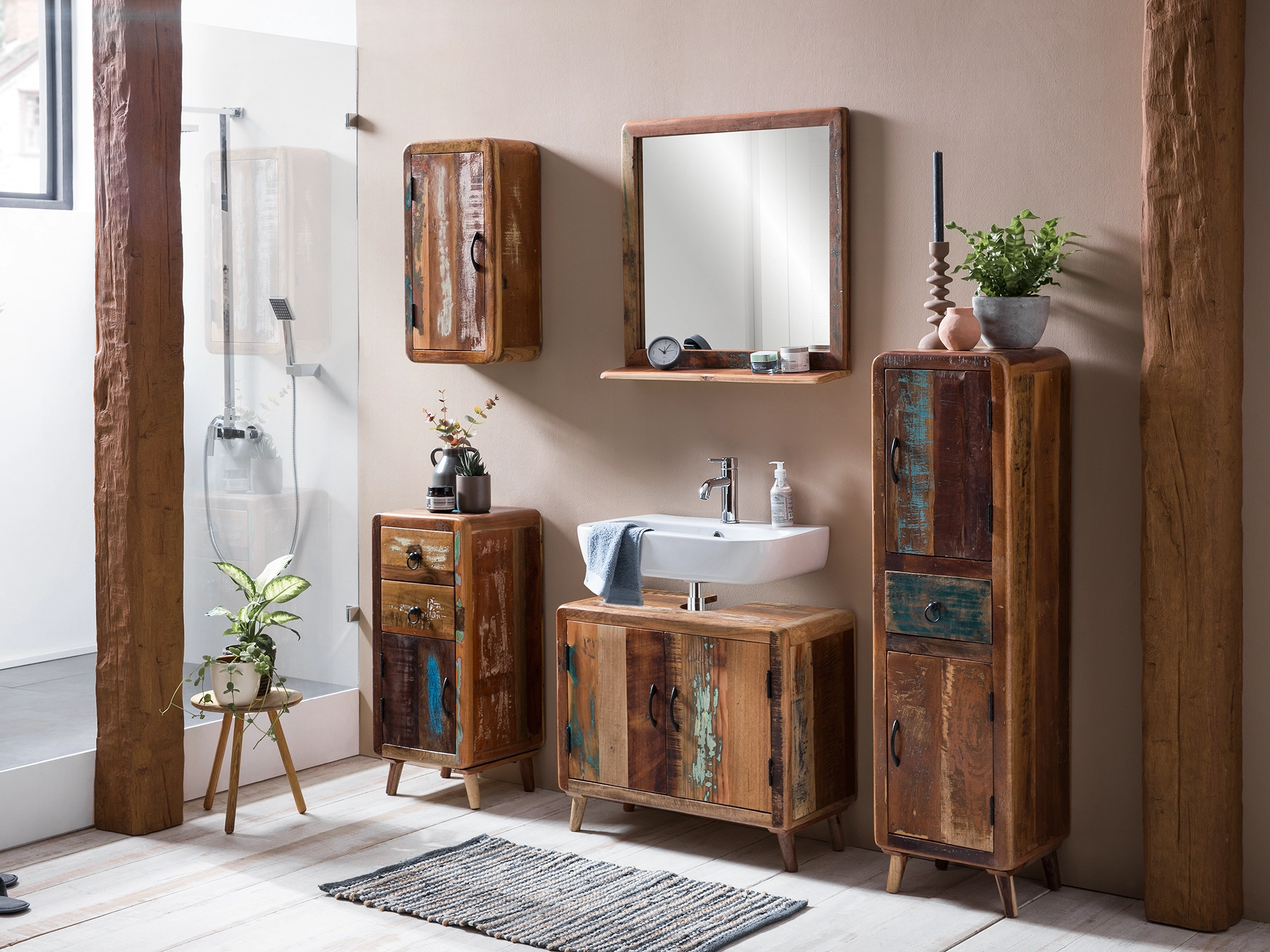 Ambienteaufnahme des Holzmöbels 'Kalkutta' in warmem Wohnraum, natürliche Holzmaserung, minimalistisches Design, helle Farbtöne