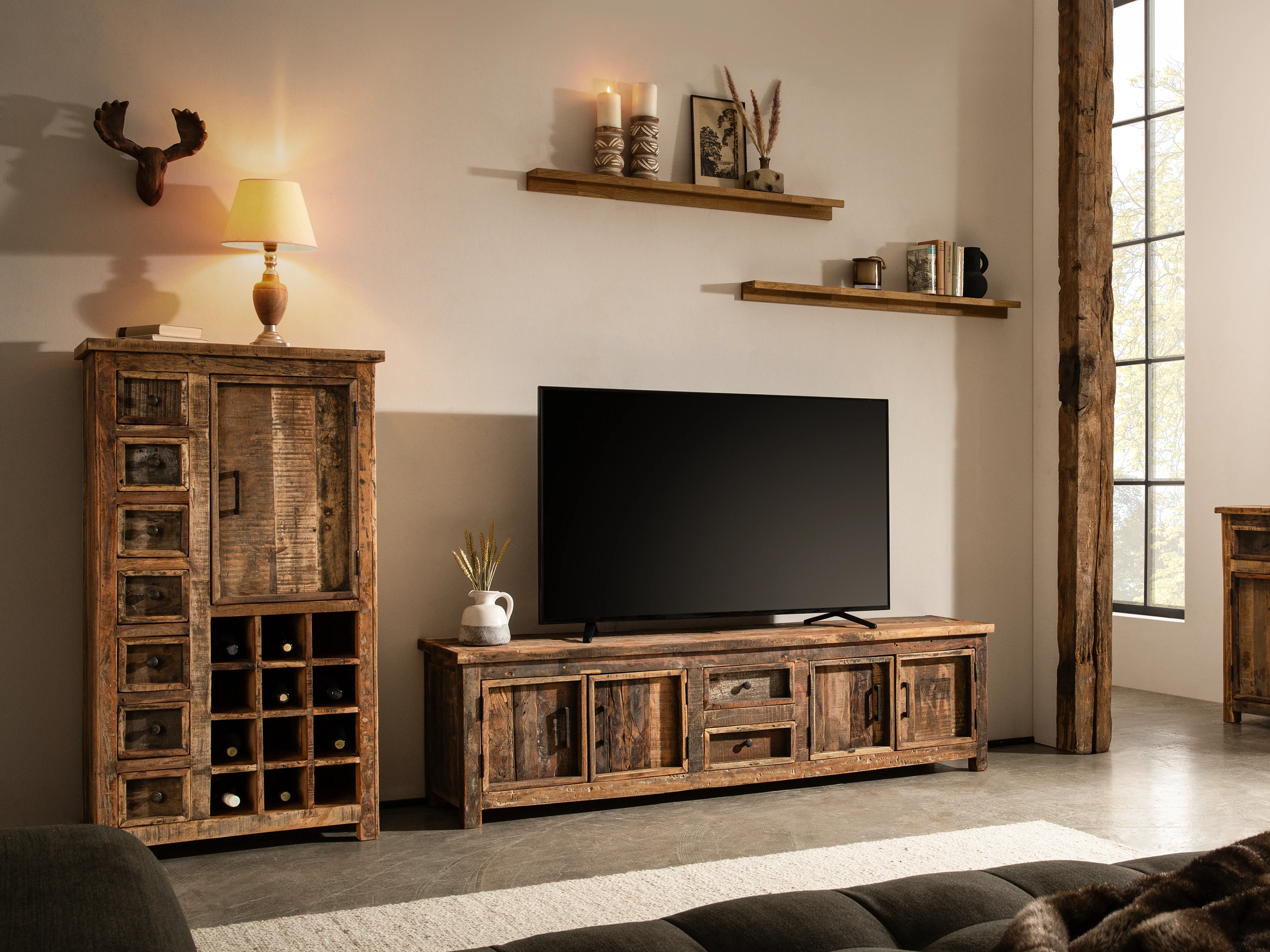 Sumatra Wohnzimmer-Ambiente mit Holz-Sideboard, dekorativen Accessoires und warmem, modernem Wohnstil