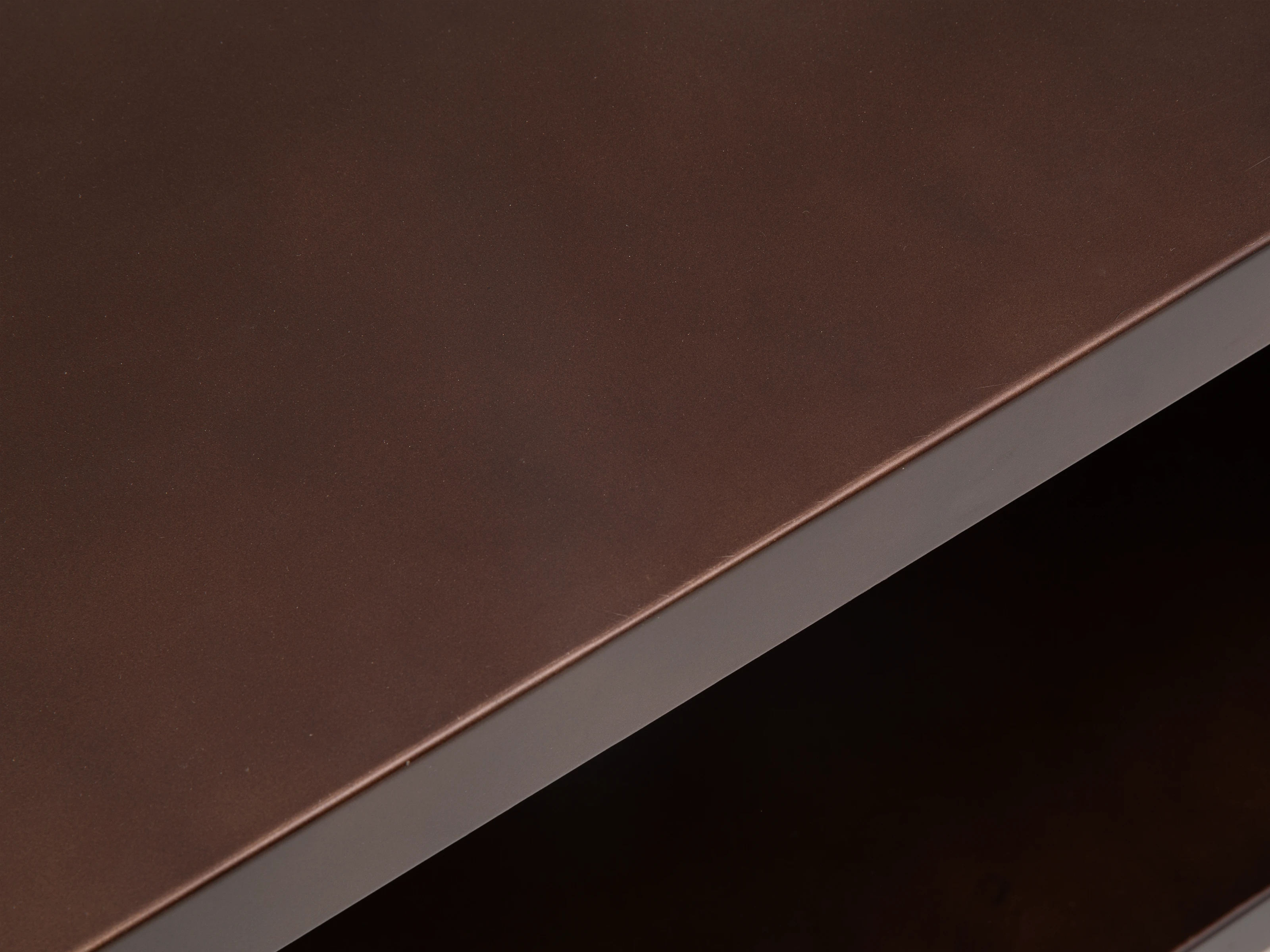 Detailansicht lackiertes Metall-Wandregal Cargon in Braun (72×41×33 cm) aus 45°-Perspektive