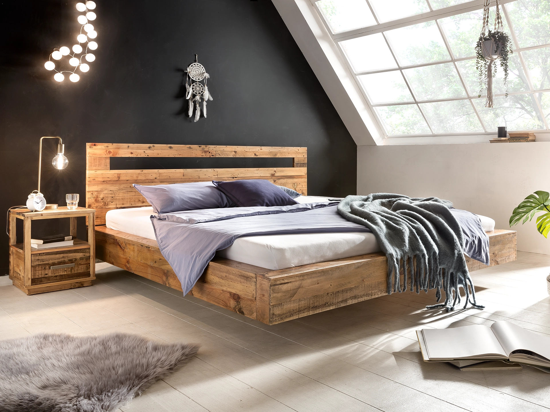 Ambienteaufnahme des Möbelstücks 'Marton' – modernes, skandinavisch wirkendes Holzdesign in hellem Raum mit neutraler Farbpalette