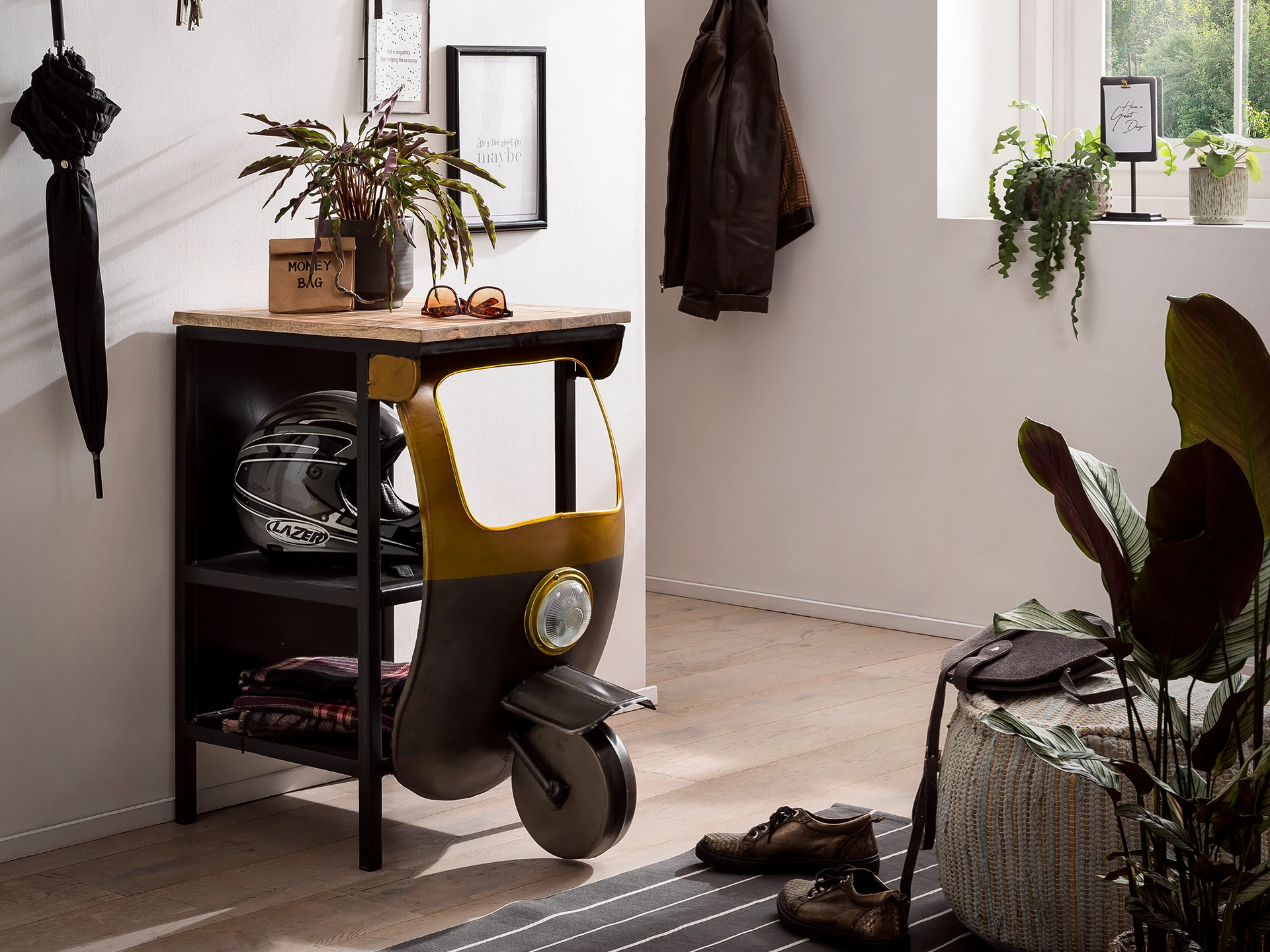 Ambienteaufnahme des Woodkings TukTuk Möbelstücks aus Holz mit warmen Farbtönen und industriellem Stil im Wohnzimmer