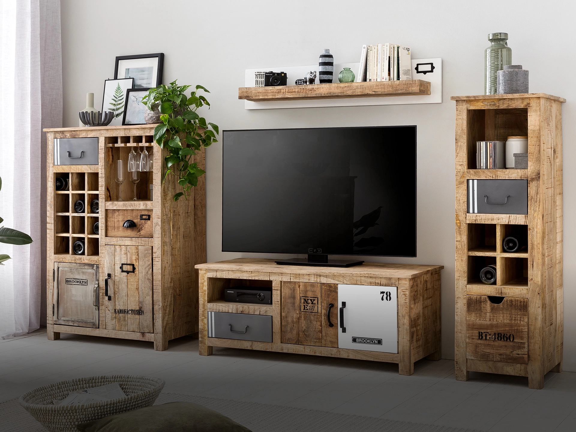 Blog-Cover "Alles im Griff": Nahaufnahme einer Hand an einem warmen Holzgriff, natürliche Maserung, einladende Holztöne