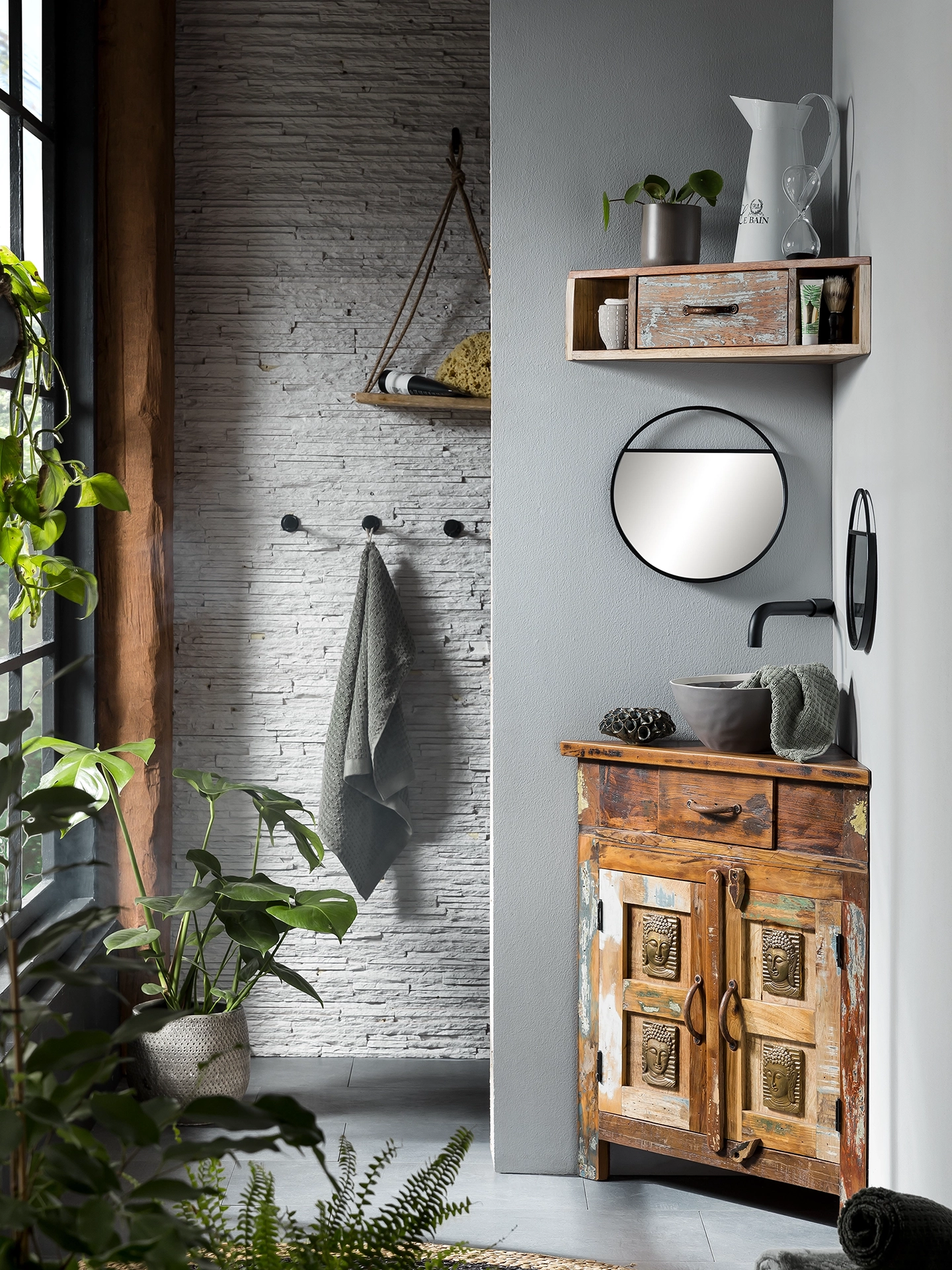 Sumana-Holzmöbel im Hochformat: warmes Holz in natürlicher Wohnraum-Inszenierung, skandinavisch-moderner Stil